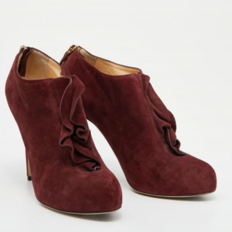 Valentino Bottines en daim rouge Taille 38.5 Bon état - En vente à Dubai, Al Qouz 2