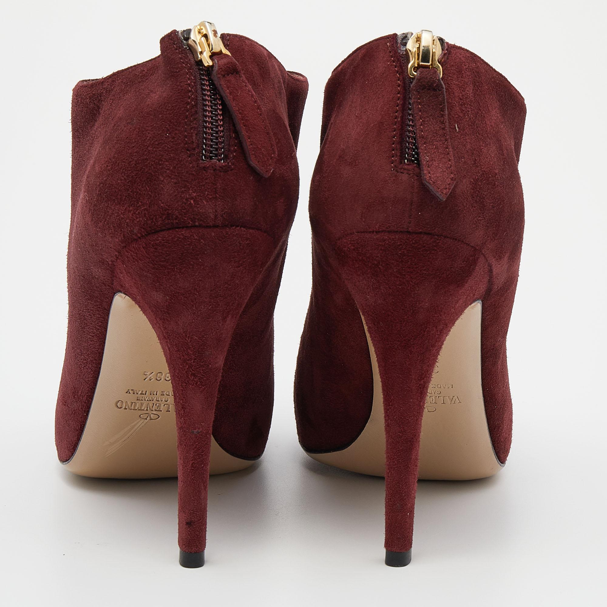 Valentino Red Suede Ankle Booties Size 38.5 In Good Condition For Sale In Dubai, Al Qouz 2