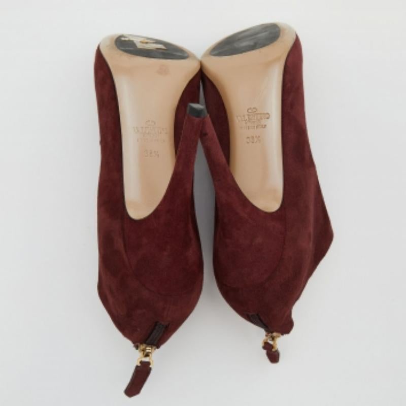 Valentino Bottines en daim rouge Taille 38.5 en vente 2