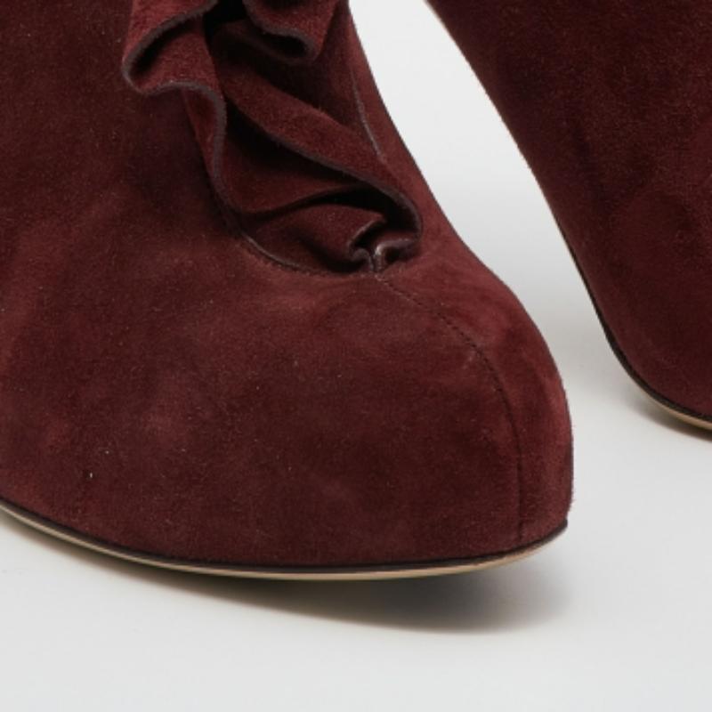 Valentino Bottines en daim rouge Taille 38.5 en vente 3