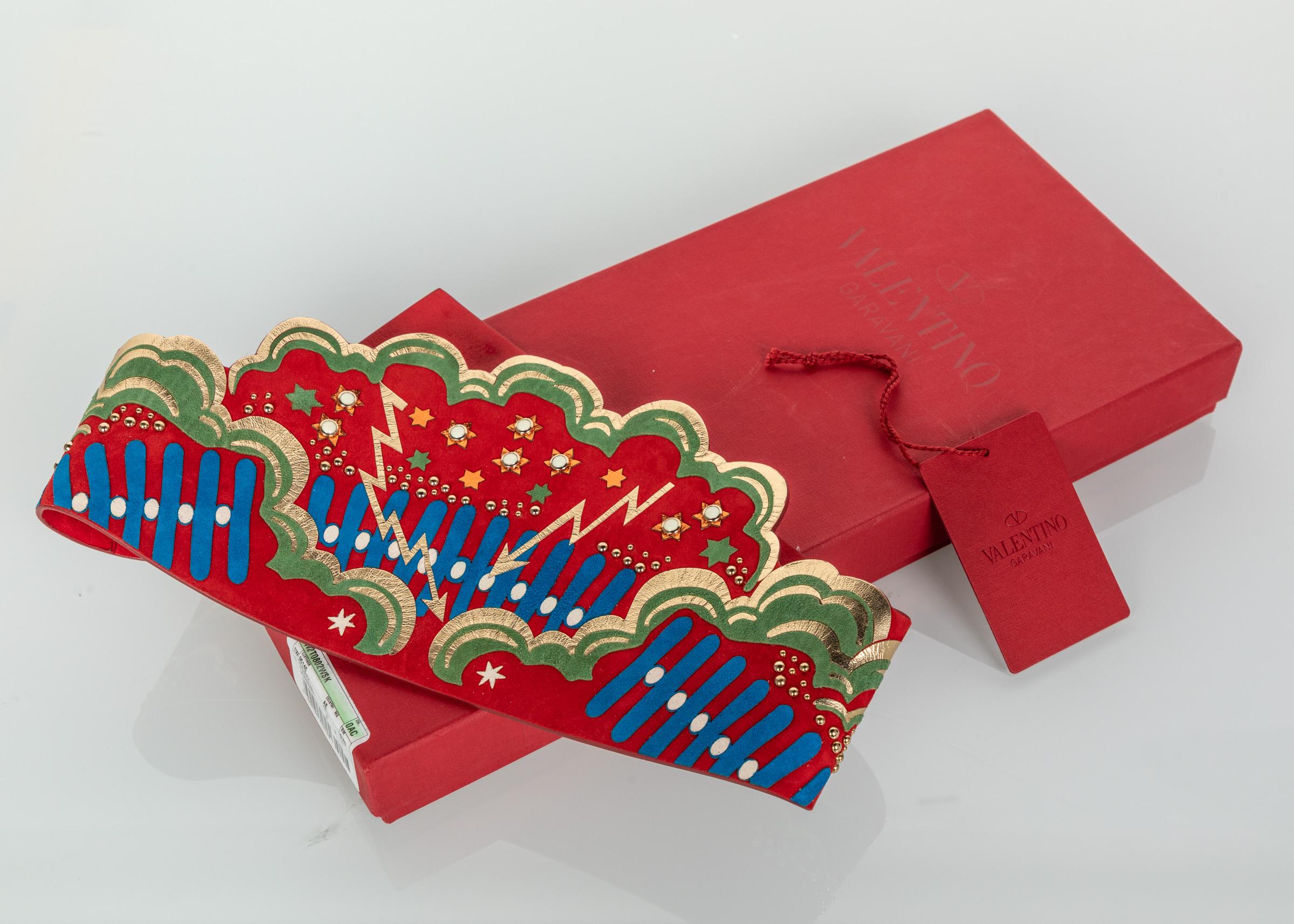 Cinturón Valentino Rojo Suede Pop Art Statement, 2016 en venta 2
