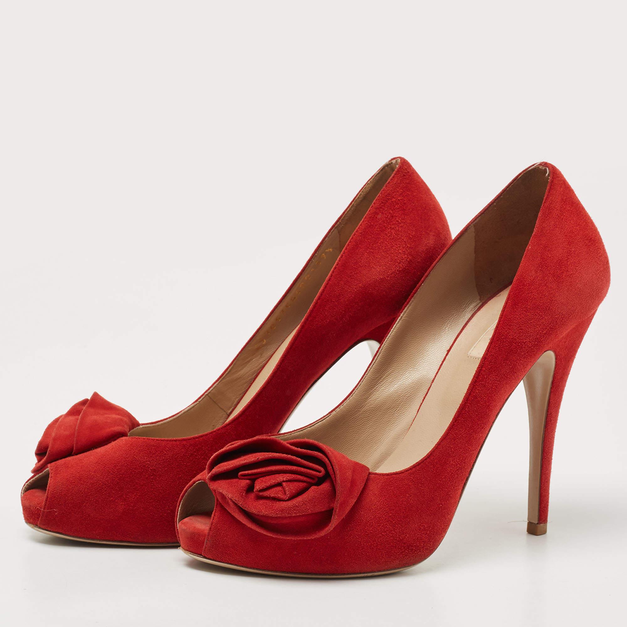 Completa tu conjunto con estos auténticos zapatos Valentino. Atemporales y con clase, tienen una construcción sorprendente para una calidad duradera y un ajuste cómodo.
