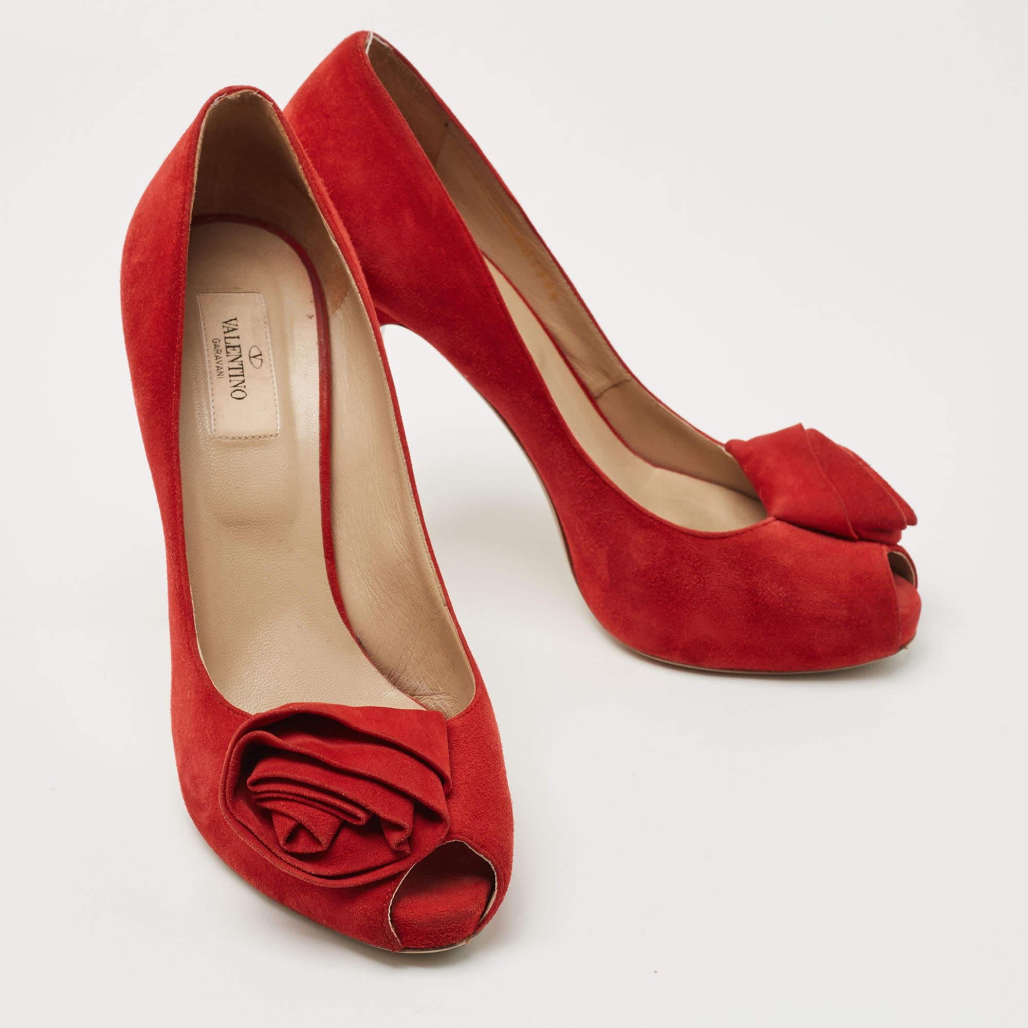 Valentino Bombas de ante rojo Rose Peep Toe Tamaño 39.5 en Bastante bueno estado para la venta en Dubai, Al Qouz 2