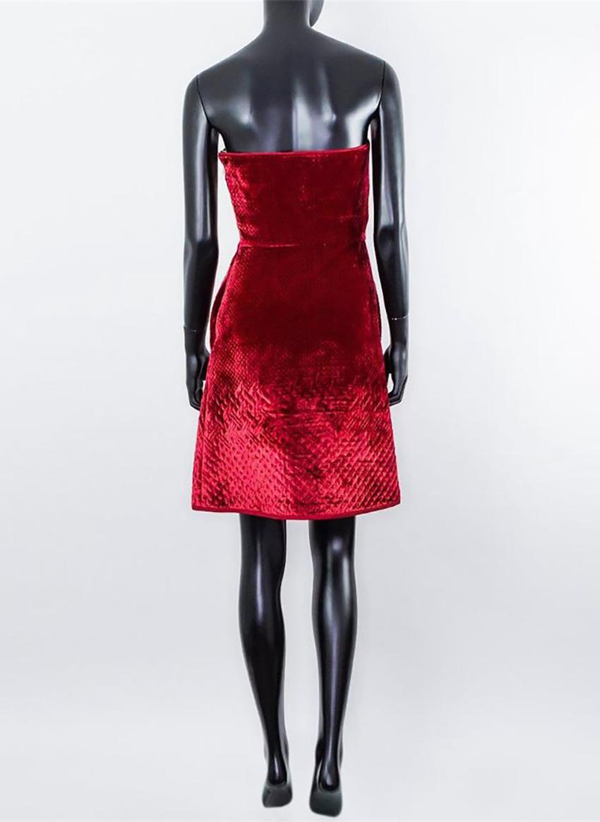 VALENTINO

Vestido de terciopelo rojo 

Cremallera lateral

Contenido: 56% viscosa, 42% poliéster, 2% algodón
Talla US XS


Seminuevo. Excelente estado. 
POR FAVOR VISITE NUESTRA TIENDA PARA MÁS GRANDES ARTÍCULOS

 AV