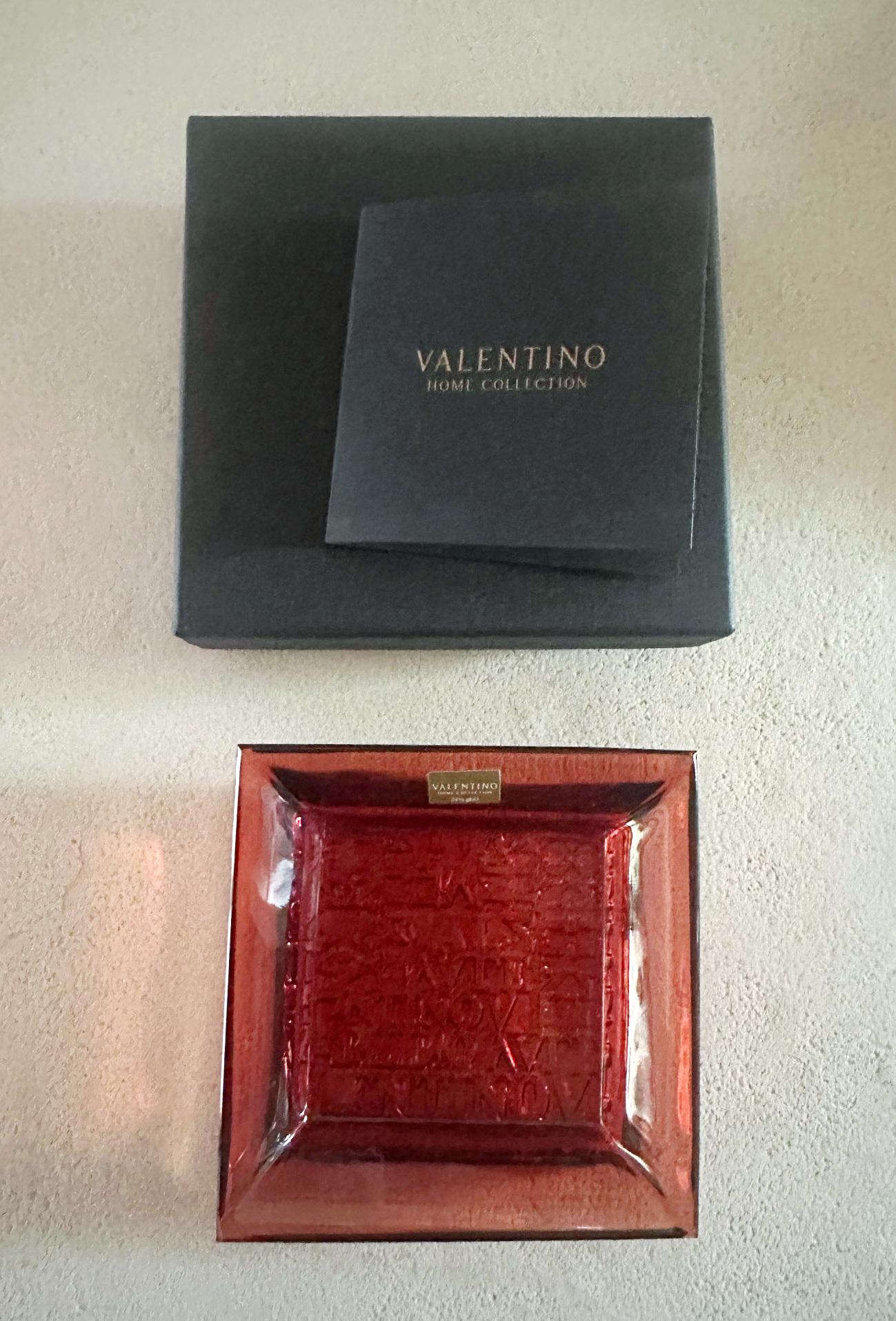 Valentino Home red square lead glass crystal vide poche, change tray, pocket emptier or ashtray / made in Italy
Original label on the glass / comes in original box
Width 5 inches, height 1 inch
1 available in stock in Italy
Order reference #: