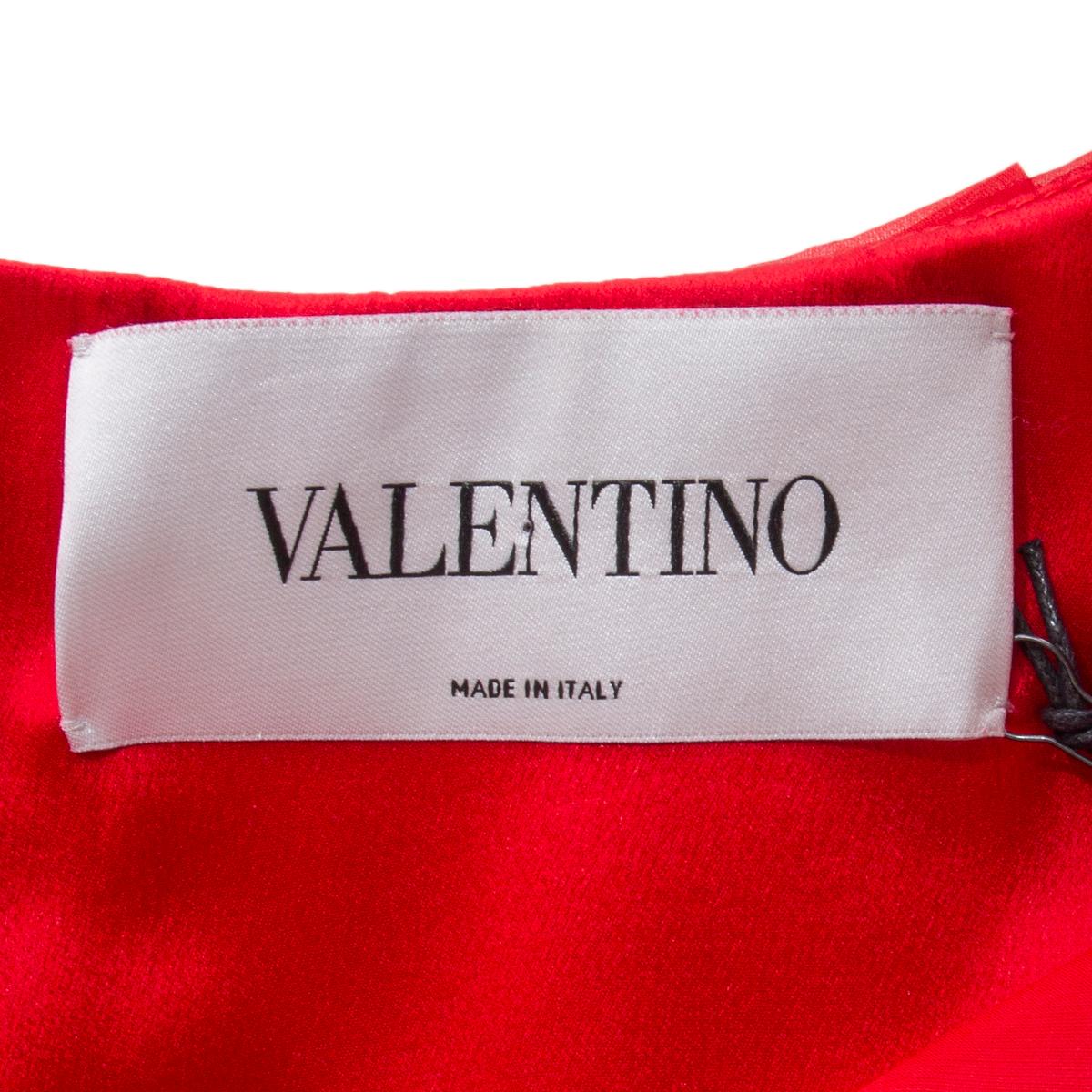 VALENTINO red viscose RUFFLE NECK SHEER SLEEVE Dress 8 In Excellent Condition For Sale In Zürich, CH