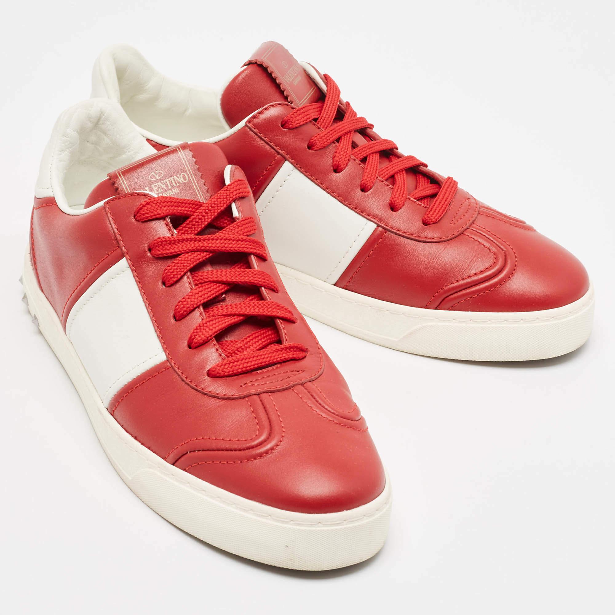 Valentino Rot/Weiß Leder Fly Crew Low Top Turnschuhe Größe 40,5 im Zustand „Gut“ im Angebot in Dubai, Al Qouz 2