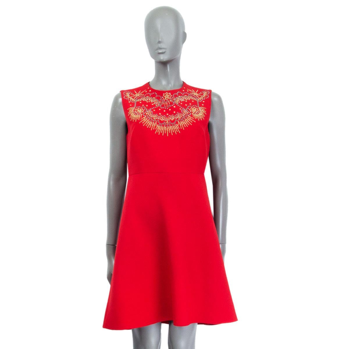authentisches ärmelloses Kleid von Valentino aus roter Schurwolle (65% Seide, 35%), verziert mit mehrfarbigen Cabochon-Nieten. Mit roter Seide gefüttert. Wurde getragen und ist in ausgezeichnetem Zustand.

Tag Größe 44
Größe L
Schulterbreite 36cm