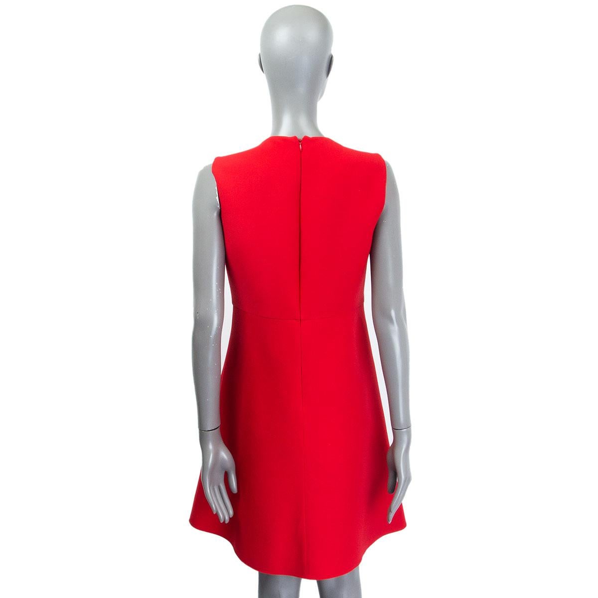 VALENTINO rotes ärmelloses ausgestelltes ausgestelltes Kleid aus Wolle und Seide mit Verzierungen 44 L im Zustand „Hervorragend“ im Angebot in Zürich, CH