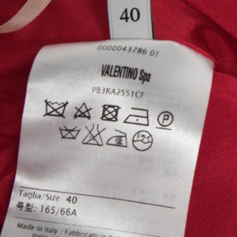 Valentino Pantalones cortos rojos de lana y seda S en Bueno estado para la venta en Dubai, Al Qouz 2
