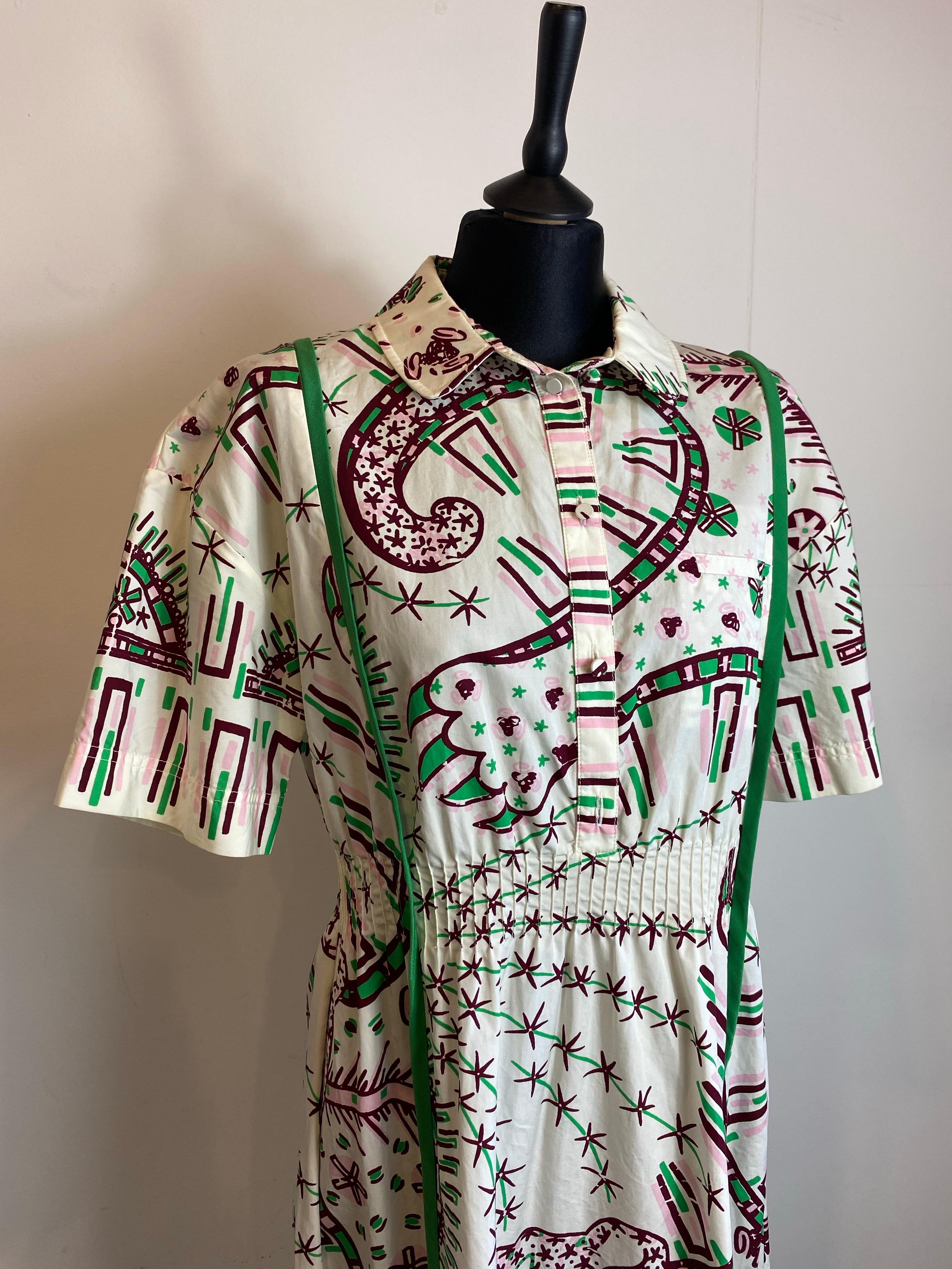 Valentino Resort 2018 collection dress.
White with a pattern in shades of green and pink.
Size indicated 40 Italian. 100% cotton.
Side zip and buttons on the front.
In very good condition.
Shoulders 40 cm
Sleeve 20 cm
Bust 46 cm
Waist 42 cm
110 cm