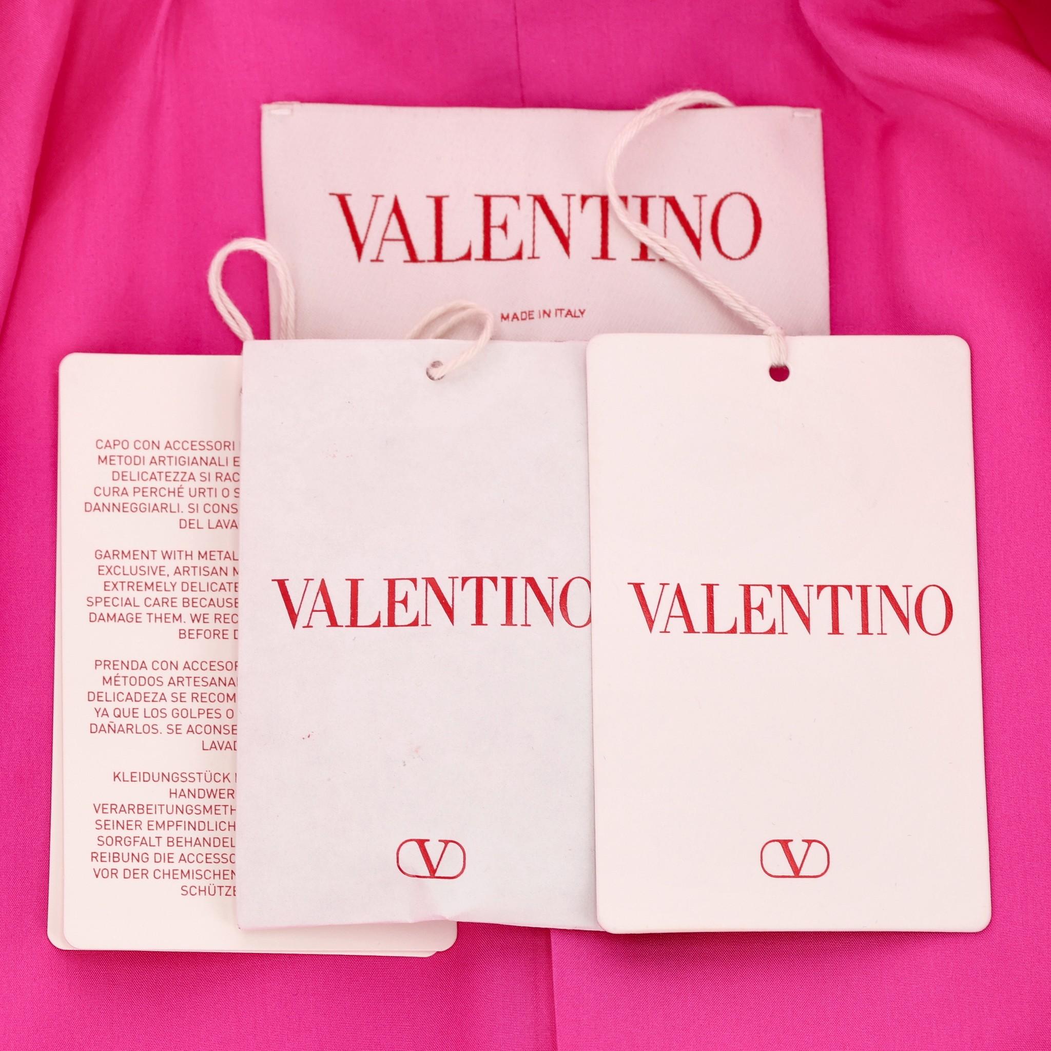 Blazer con borchie di Valentino e pantaloni abbinati in seta e woo. in vendita 5