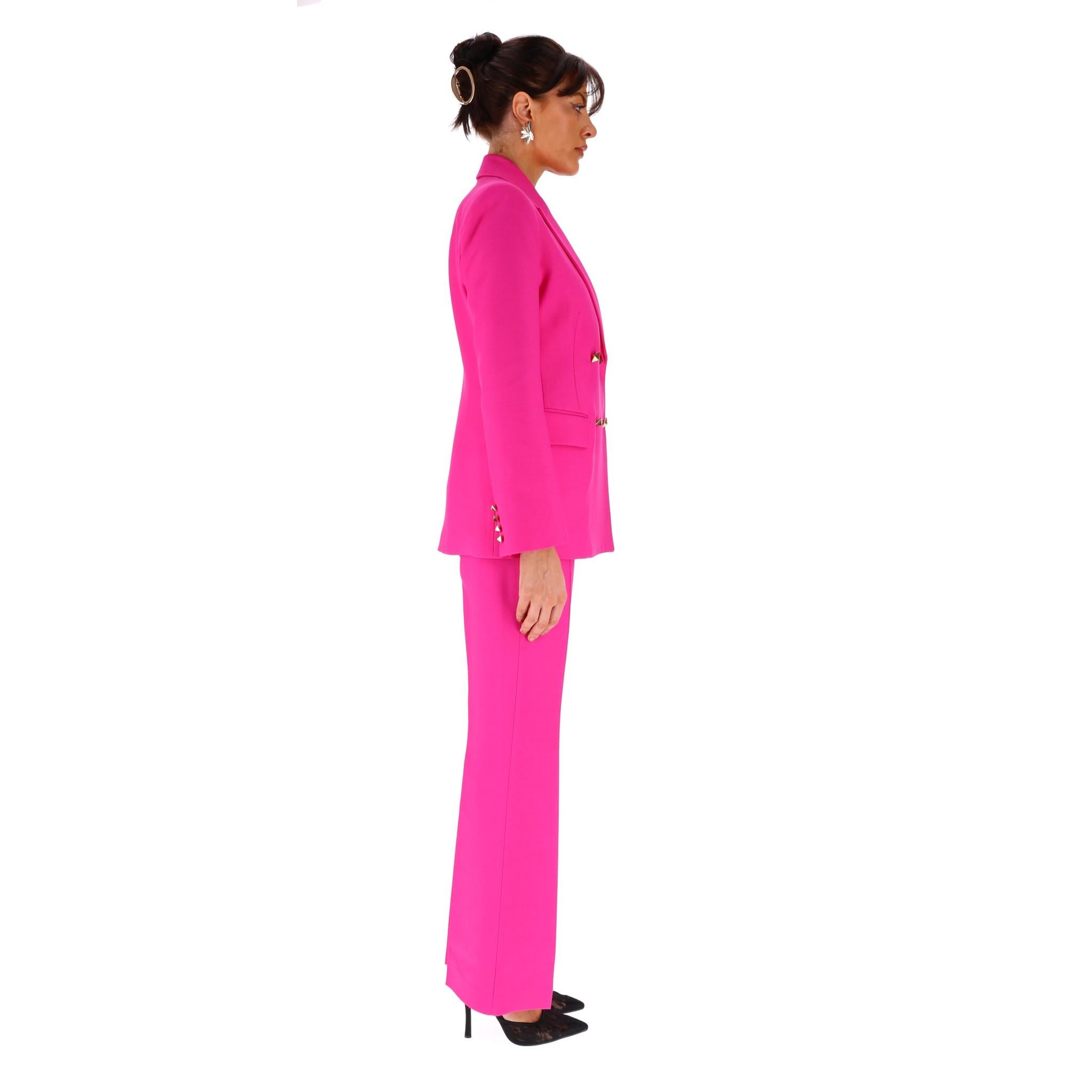 Rosa Blazer con borchie di Valentino e pantaloni abbinati in seta e woo. in vendita