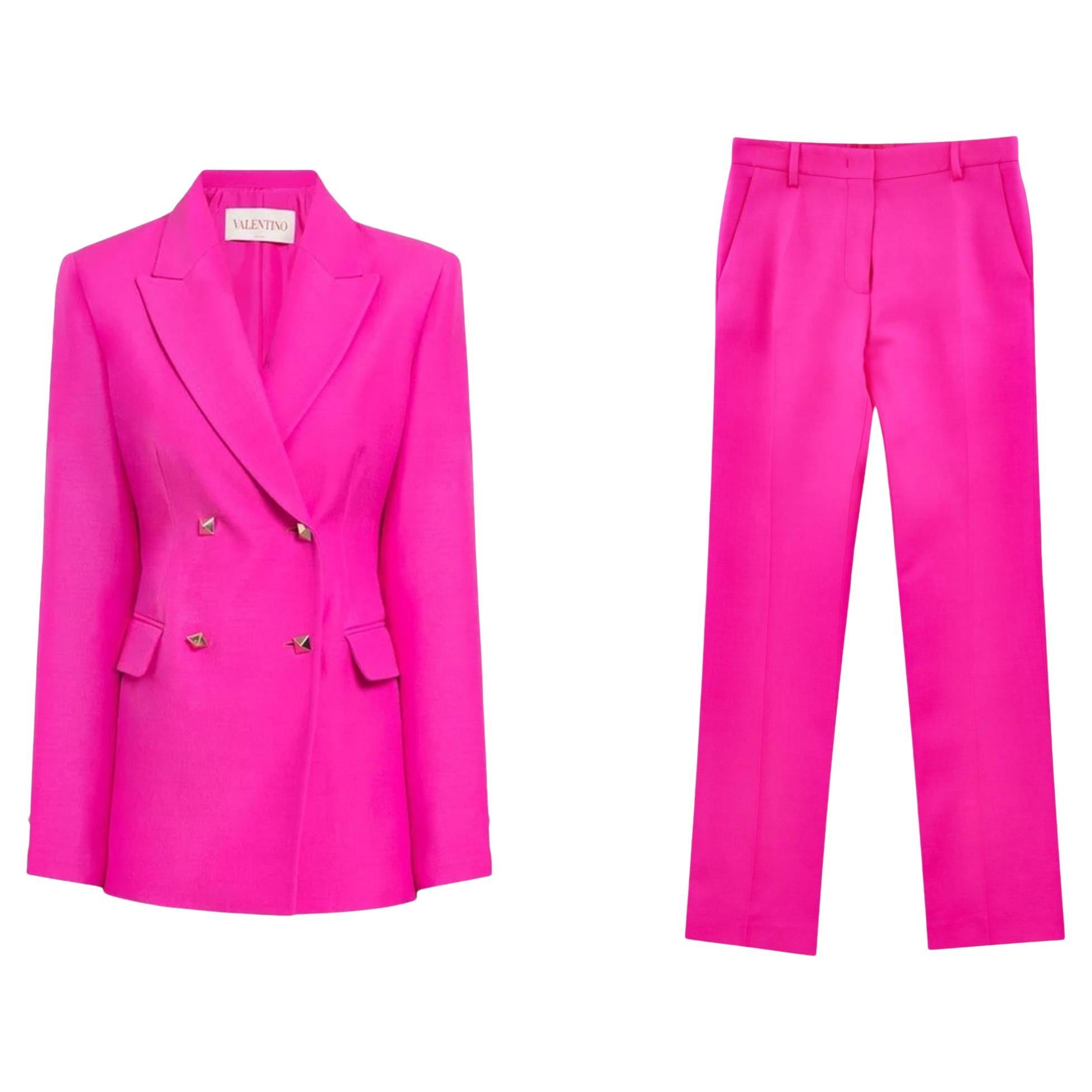 Blazer con borchie di Valentino e pantaloni abbinati in seta e woo. in vendita