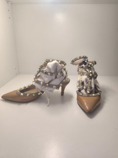 Valentino - Escarpins à talon haut beige avec clou de roc en métal verni et bout pointu