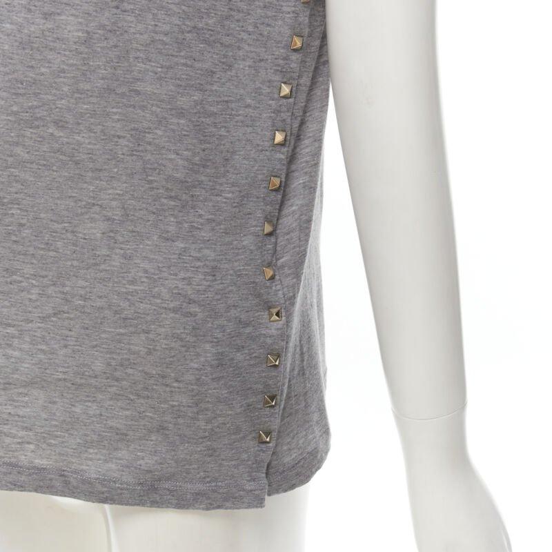 T-shirt VALENTINO Rockstud 100 % coton gris à clous pyramind côté S
Référence : KNLM/A00016
Marque : Valentino
Designer : Pier Paolo Piccioli
Collectional : Rockstud
Matériau : Coton
Couleur : Gris
Motif : Solide
Fabriqué en : Italie

CONDITION