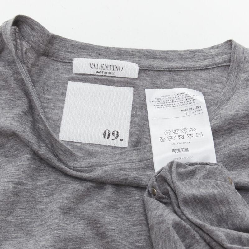 T-shirt VALENTINO Rockstud 100 % coton gris à clous pyramind côté S en vente 4