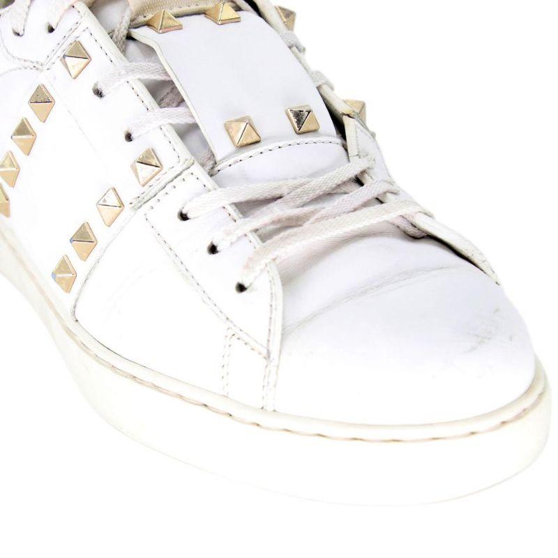 Valentino Rockstud 41 Leather Studded Garavani Sneakers VL-0520N-0188

These stylish and eye-catching Valentino sneakers are a fabulous addition to any wardrobe! Featuring white leather uppers and laceless pull-on style. A rubber soles create a