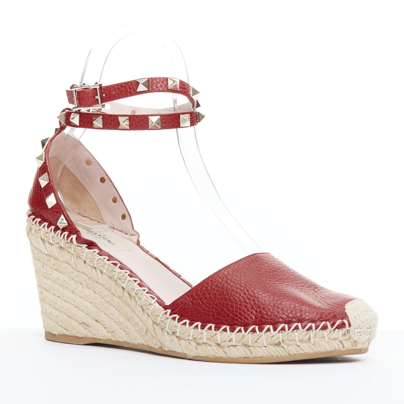 VALENTINO Rockstud 85 red leather jute espadrille wedge EU39
Reference: JHDN/A00035
Brand: Valentino
Designer: Pier Paolo Piccioli
Model: Rockstud 85
Material: Leather, Straw
Color: Red, Beige
Pattern: Solid
Closure: Ankle Strap
Lining: Pink