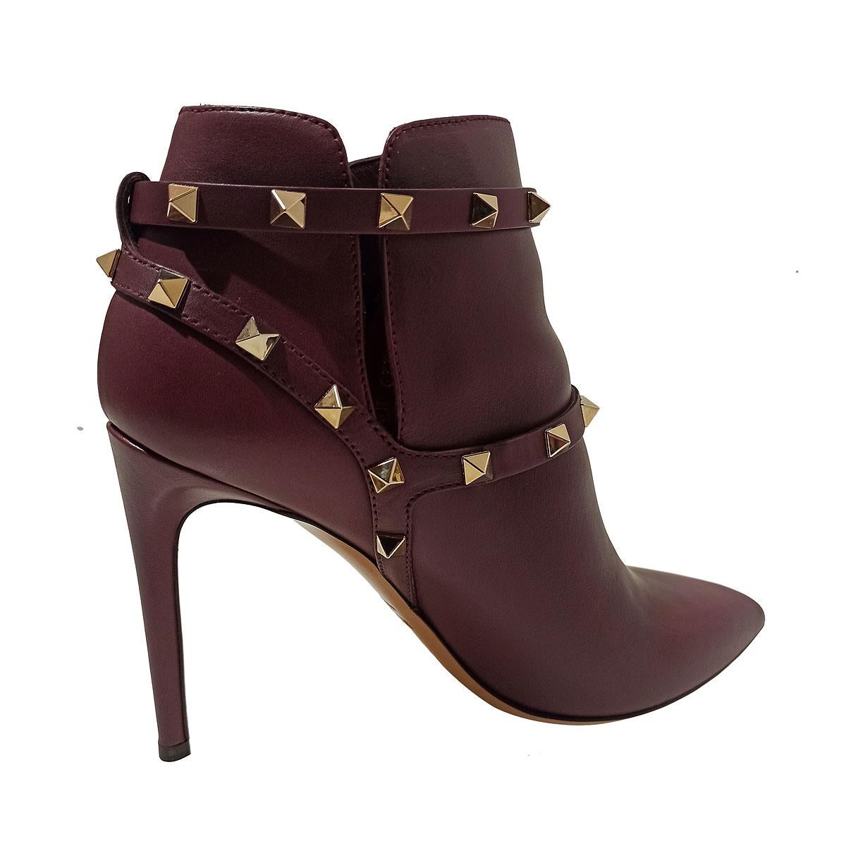 Iconici stivaletti rockstud di Valentino Garavani
Pelle
Colore rubino/bordeaux
Borchie in metallo
Doppia fibbia
Altezza tacco cm 10 (3,93 pollici)
Prezzo originale € 890
Spedizione espressa in tutto il mondo inclusa nel prezzo!
