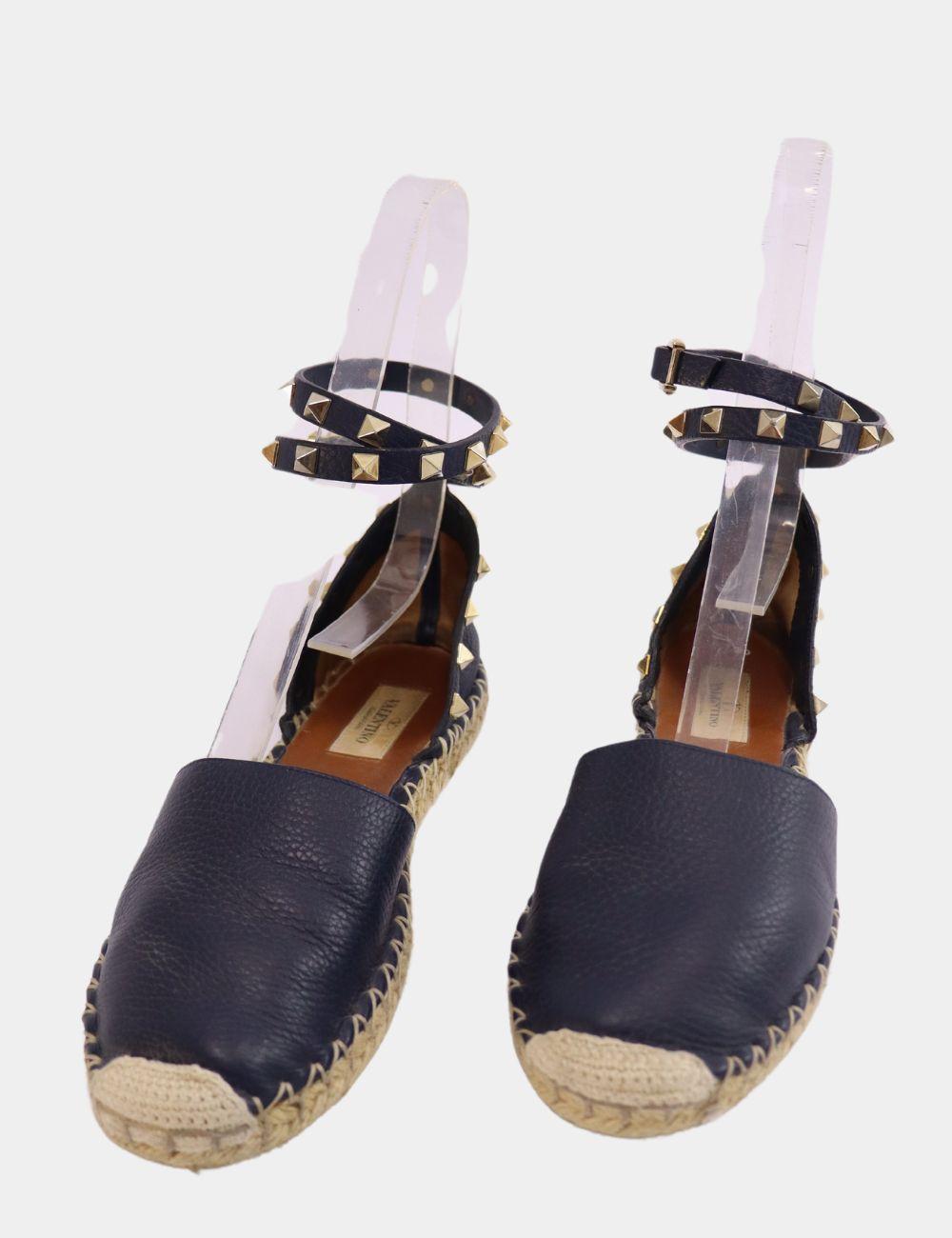 Valentino Rockstud Ankle Strap Espadrilles, features a slip-on style, closed toes, ankle straps

Material: Leather
Size: EU 37
Overall Condition: Excellent
Interior Condition: Like New
Exterior Condition: Light scratches
*Include dust bag