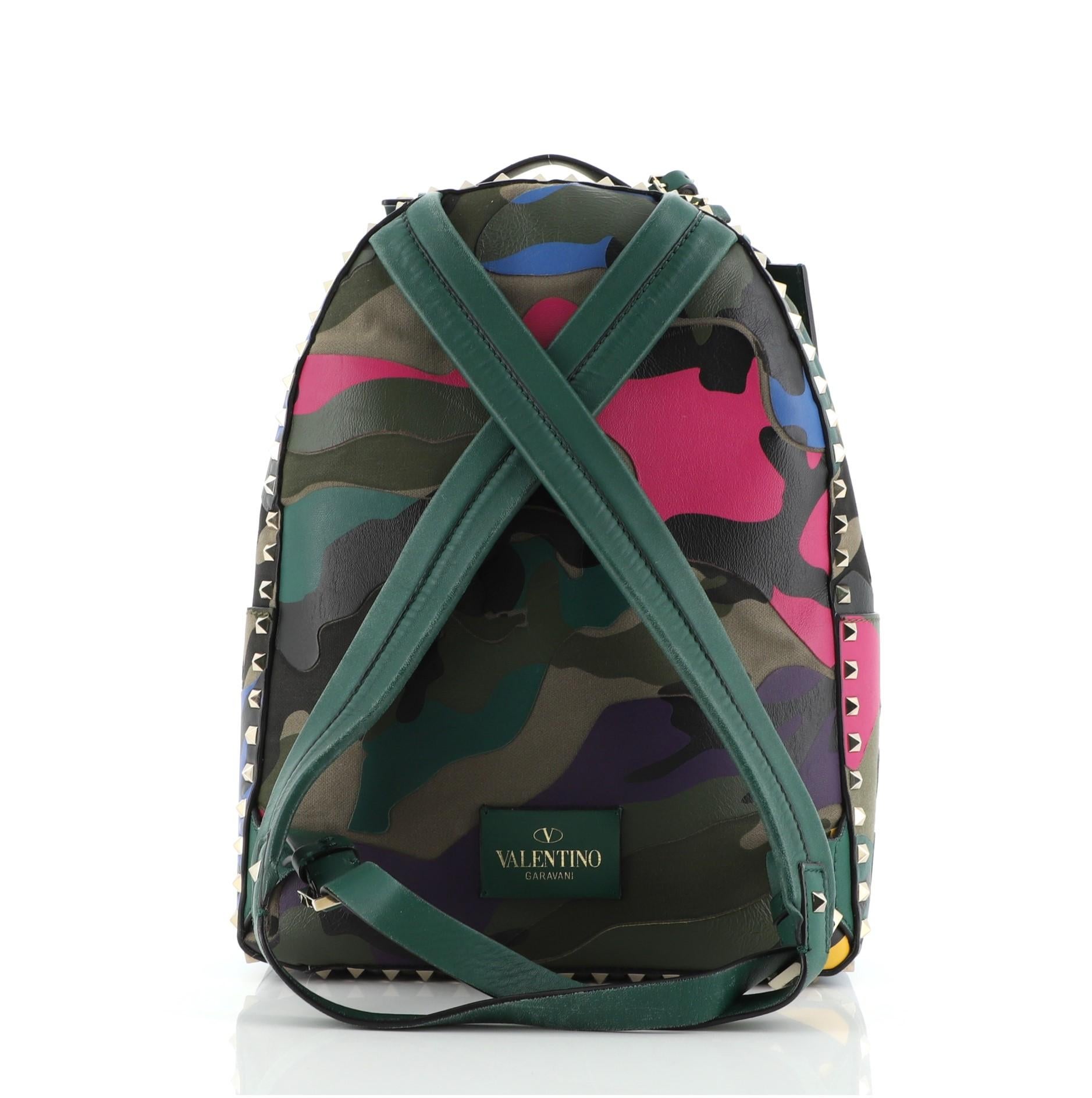 Valentino Rockstud Rucksack Camo Leder und Canvas Medium
Tarnfarbe Segeltuch Leder

Zustand Details: Abnutzungsspuren am Boden und an der Außentasche, Knicke und kleine Schrammen an der Außenseite, Einkerbungen an der Rückseite. Starke