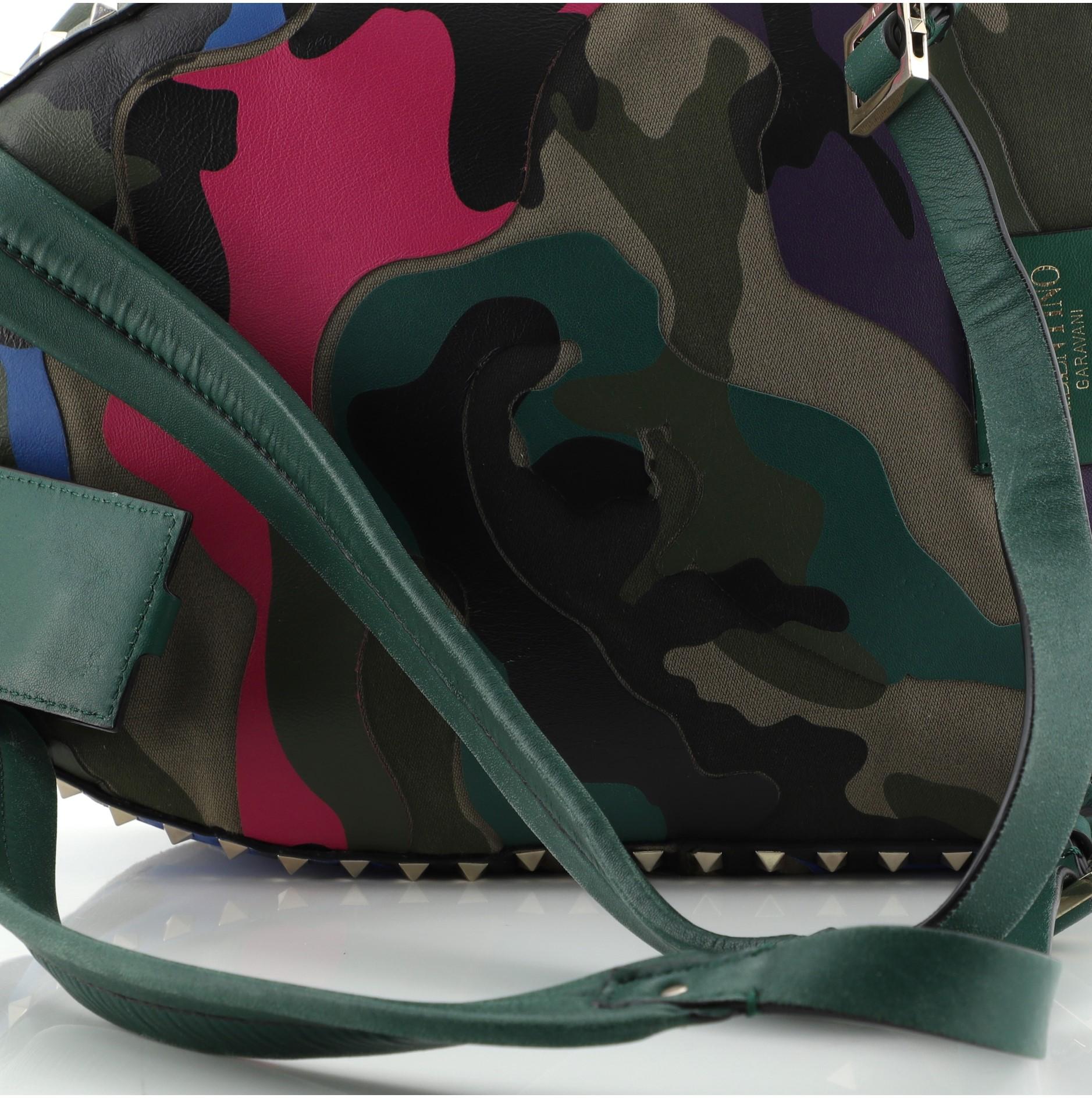 Valentino Valentino Rucksack mit Nieten aus Camo-Leder und Segeltuch Medium Grün, mehrfarbig Damen