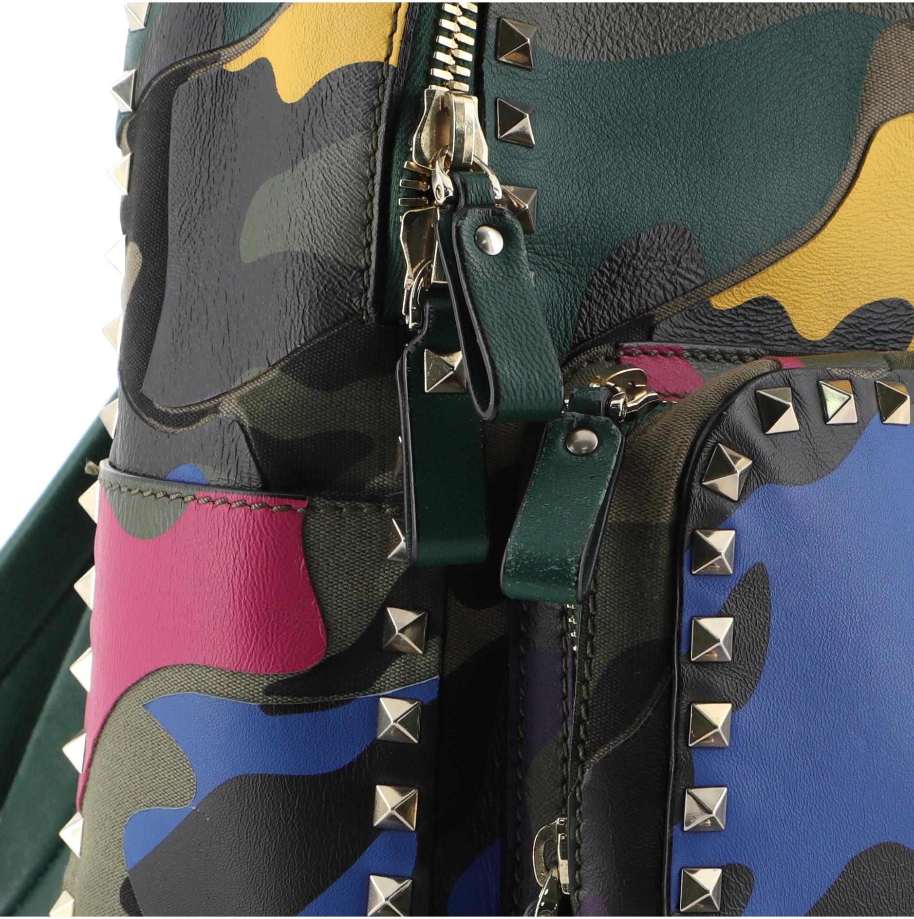 Valentino Valentino Rucksack mit Nieten aus Camo-Leder und Segeltuch Medium Grün, mehrfarbig 1