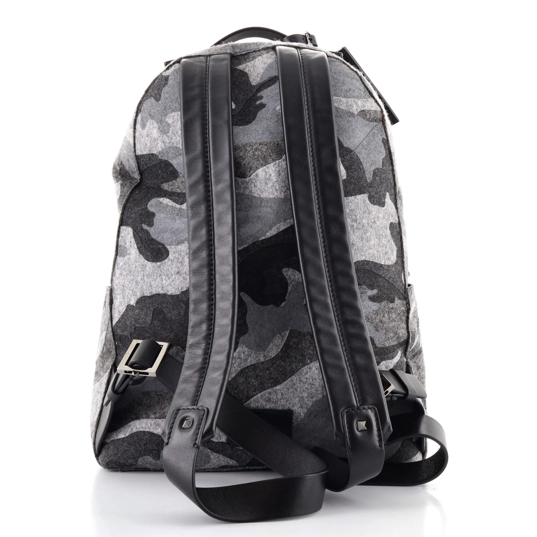 Valentino Valentino Rucksack mit Nieten aus Camouflage-Filz Groß (Grau)