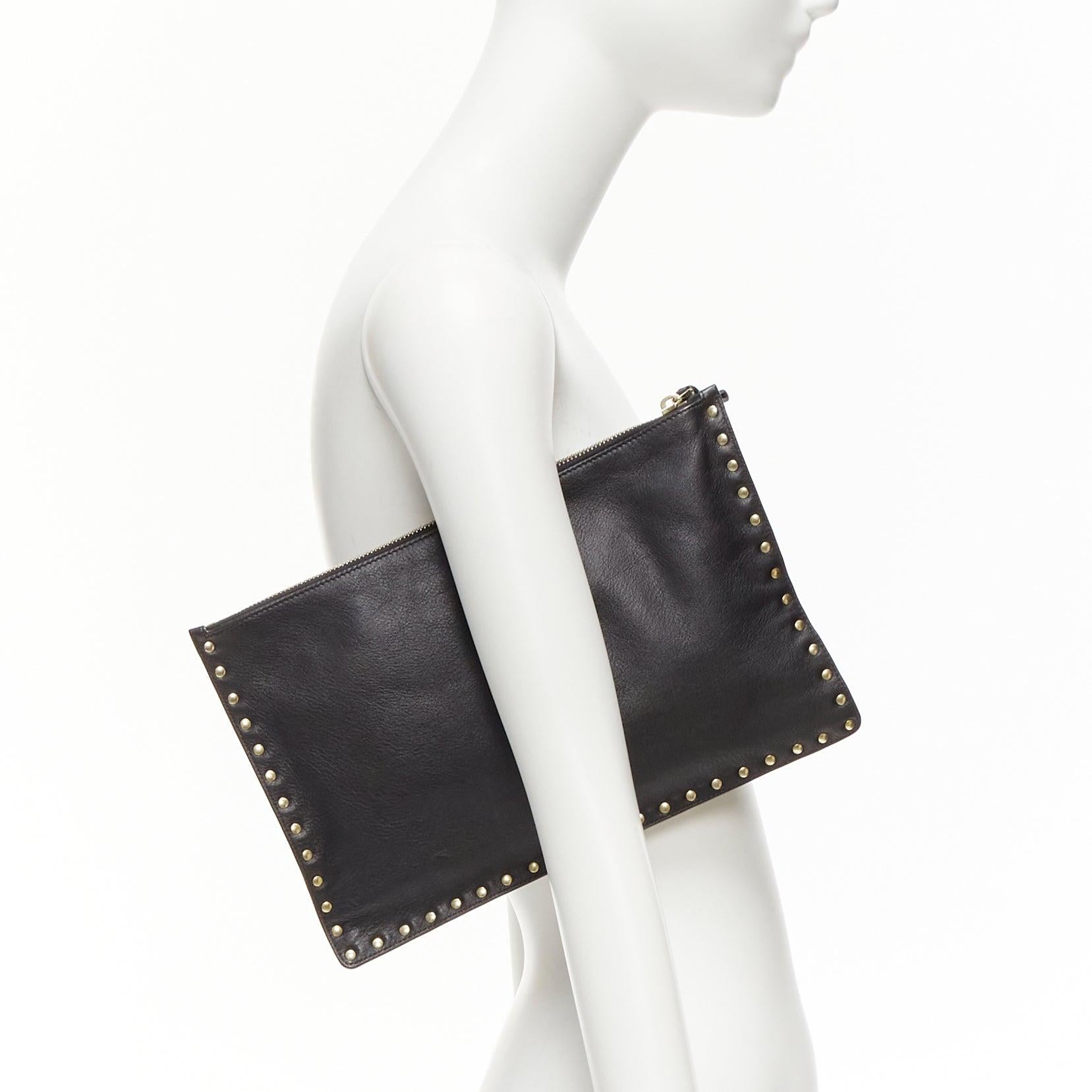 Valentino Rockstud - Pochette nera con borchie tonde e logo a triangolo in oro
Riferimento: NILI/A00049
Marchio: Valentino
Modello: Rockstud
Materiale: Pelle
Colore: Nero, Oro
Modello: Borchiato
Chiusura: zip
Fodera: Tessuto rosso
Dettagli extra: