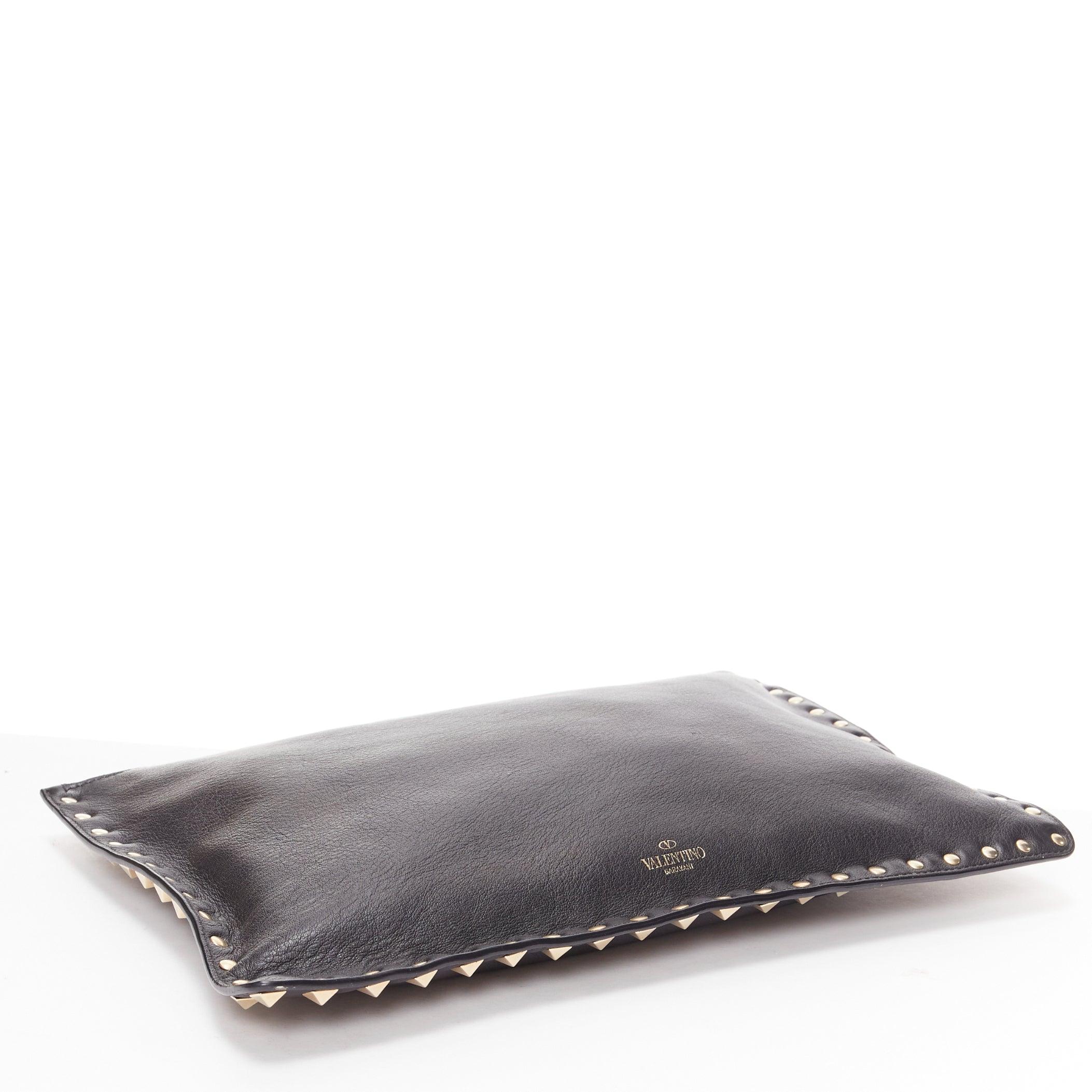 Donna Valentino Rockstud - Pochette nera con borchie tonde e logo a triangolo in oro in vendita