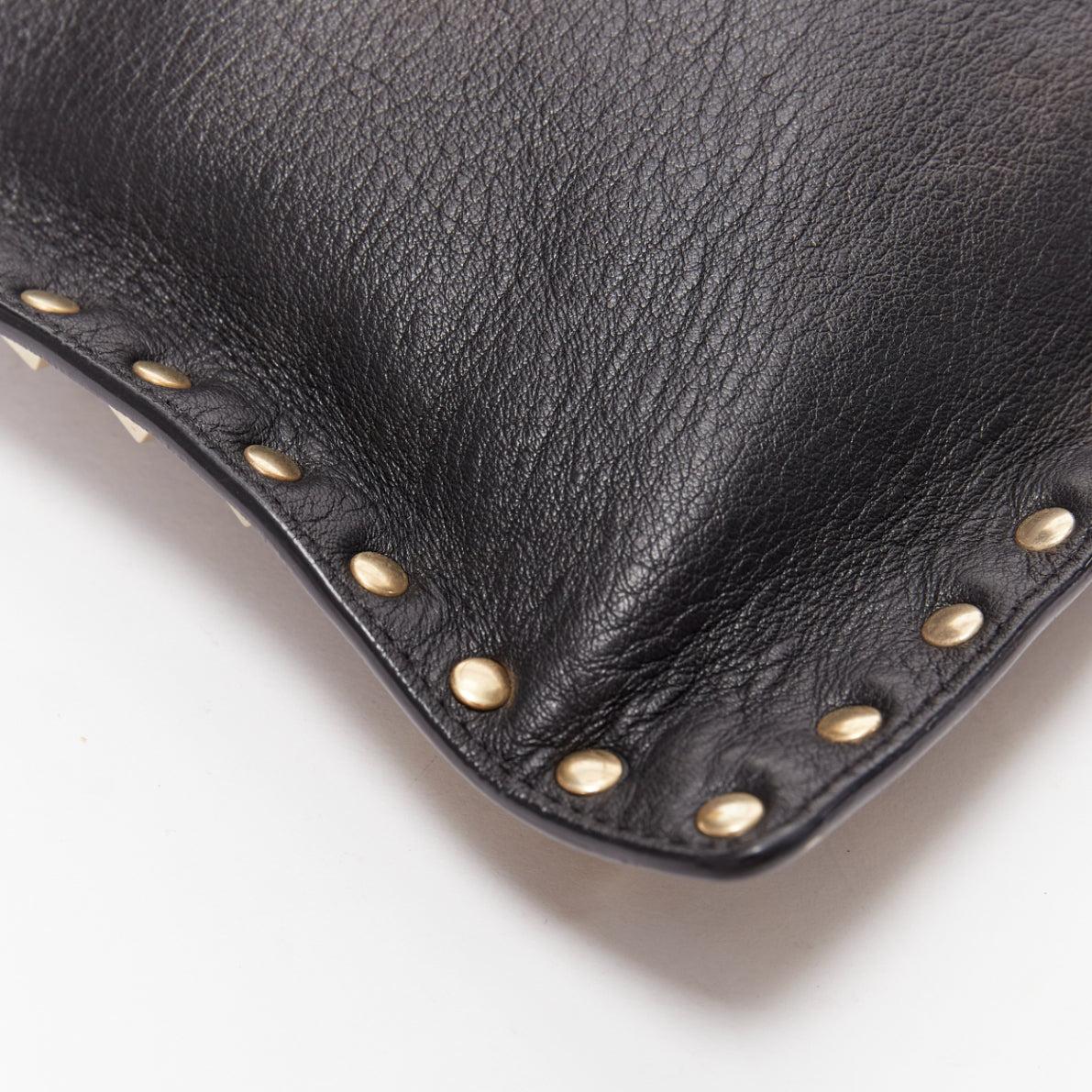 Valentino Rockstud - Pochette nera con borchie tonde e logo a triangolo in oro in vendita 2