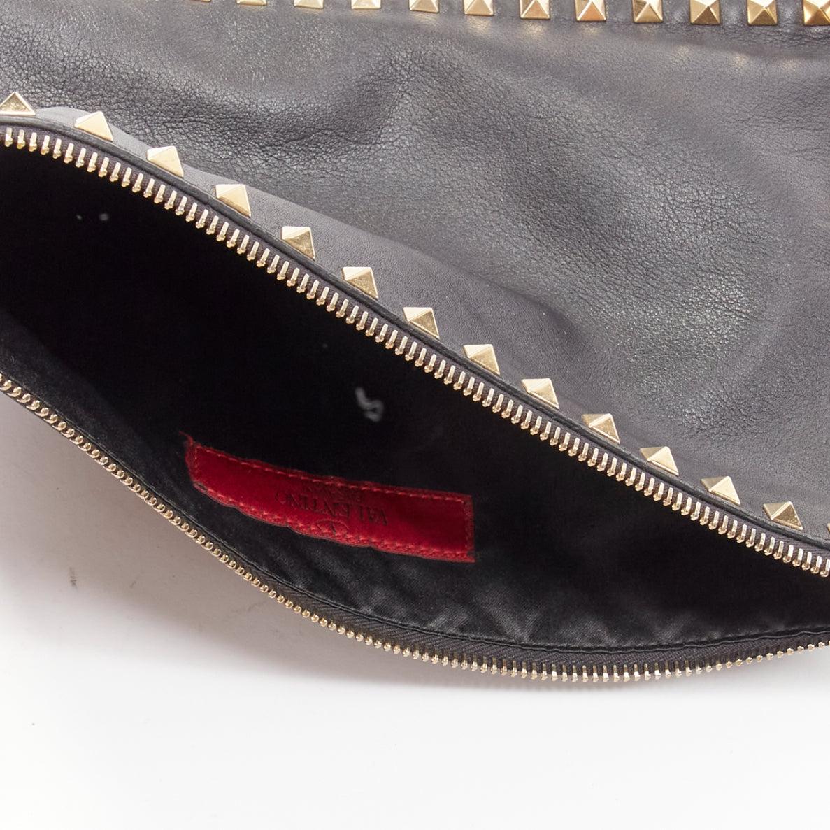 Valentino Rockstud - Pochette nera con borchie tonde e logo a triangolo in oro in vendita 3