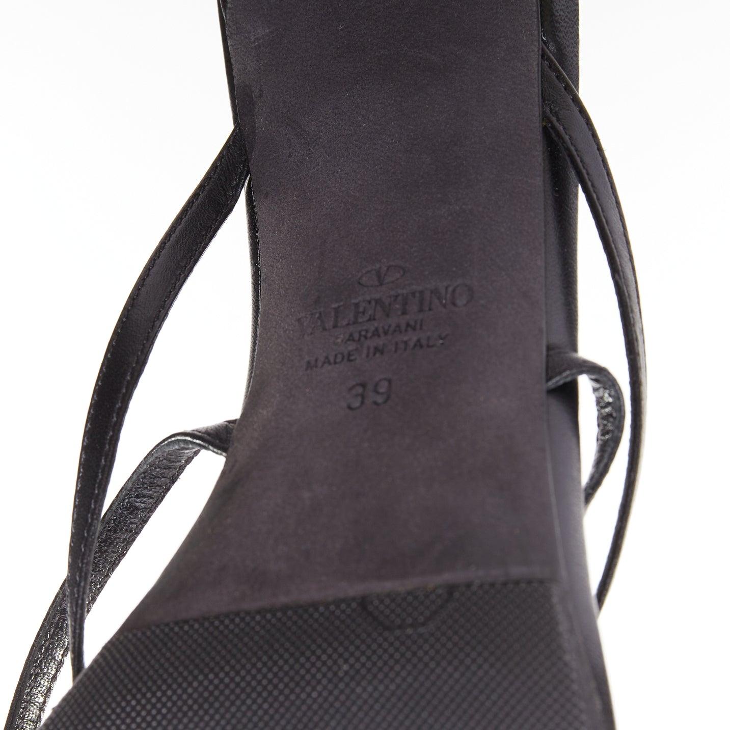 Valentino Rockstud in pelle nera, oro, borchie semplici, sandali con cinturino EU39 in vendita 5