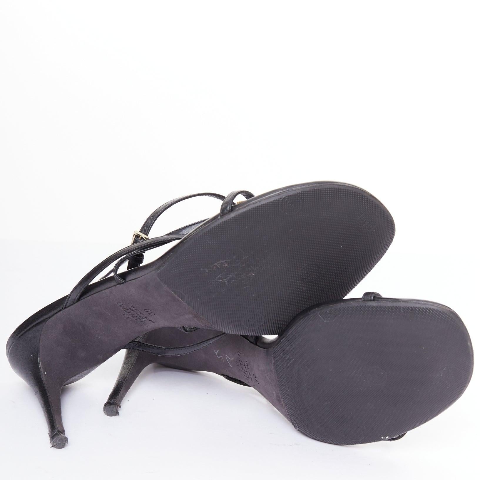 Valentino Rockstud in pelle nera, oro, borchie semplici, sandali con cinturino EU39 in vendita 6