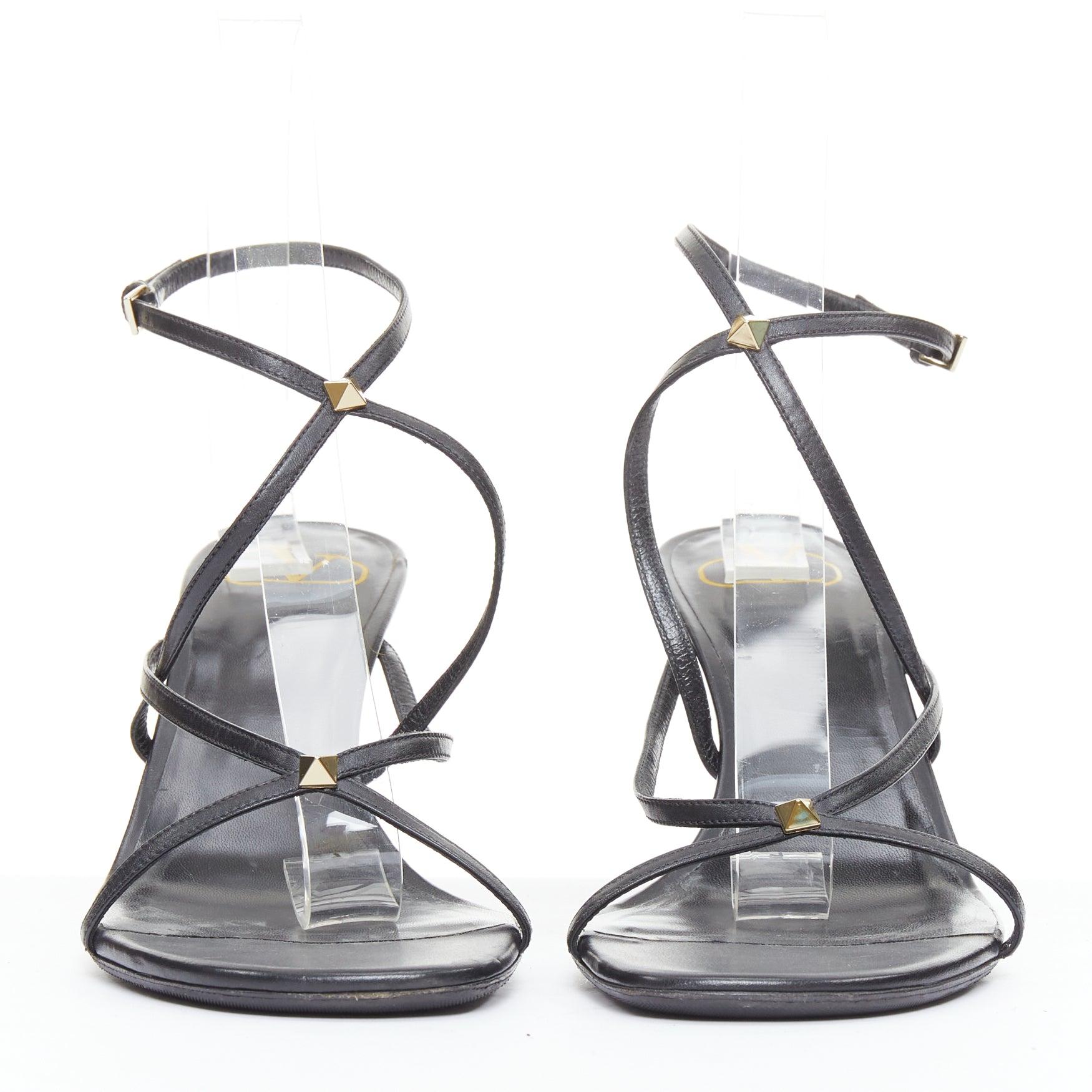 Grigio Valentino Rockstud in pelle nera, oro, borchie semplici, sandali con cinturino EU39 in vendita