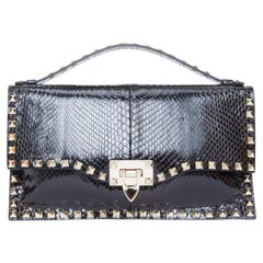 VALENTINO Rockstud Clutch aus schwarzem Leder mit Schuppenmuster und silbernem Flip-Lock-Verschluss am oberen Griff