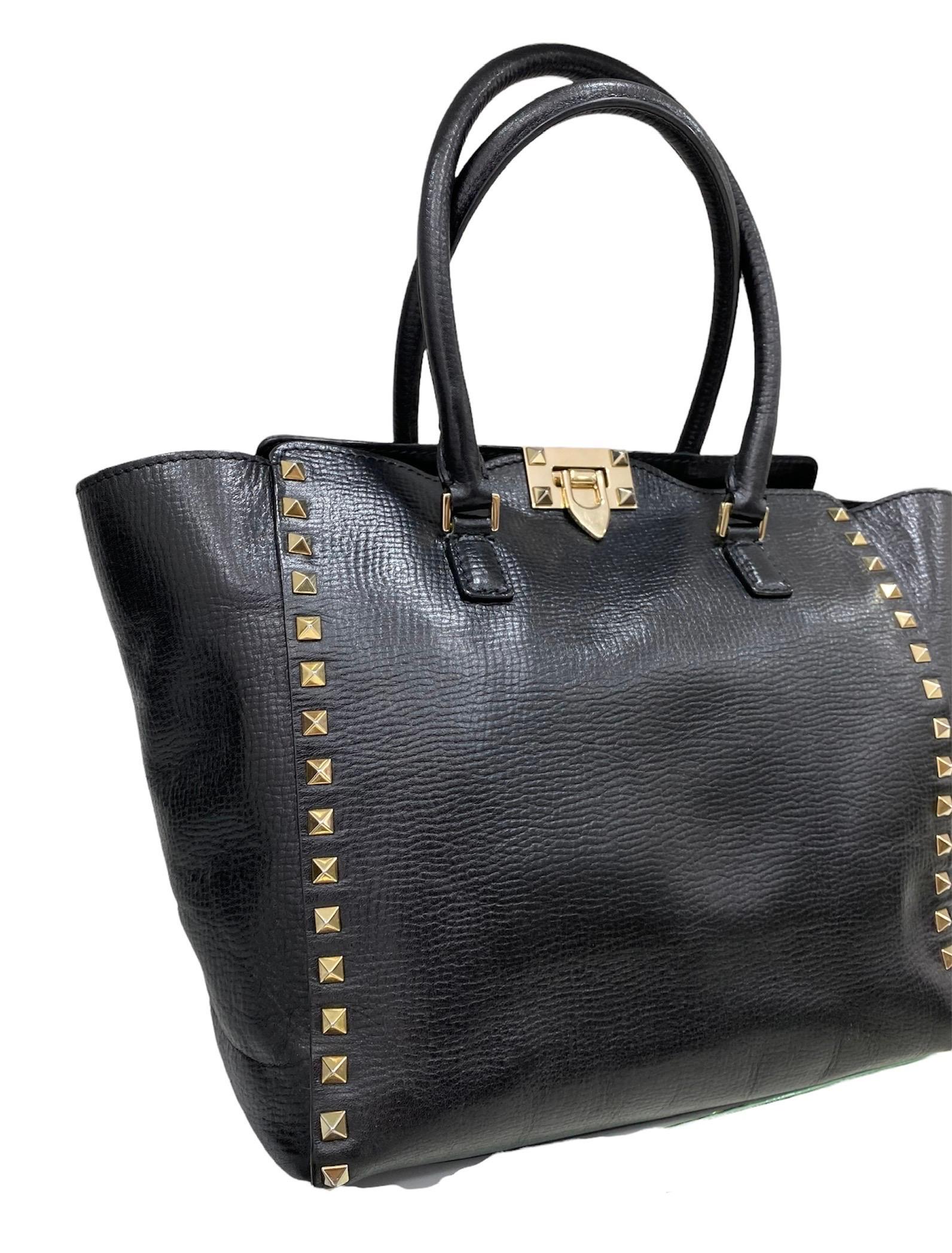Valentino bag, Rockstud model, made of hammered black leather with golden hardware.

Equipped with a zip and interlocking closure, internally lined in black suede, very roomy.

Equipped with a double rigid leather handle and a removable thin
