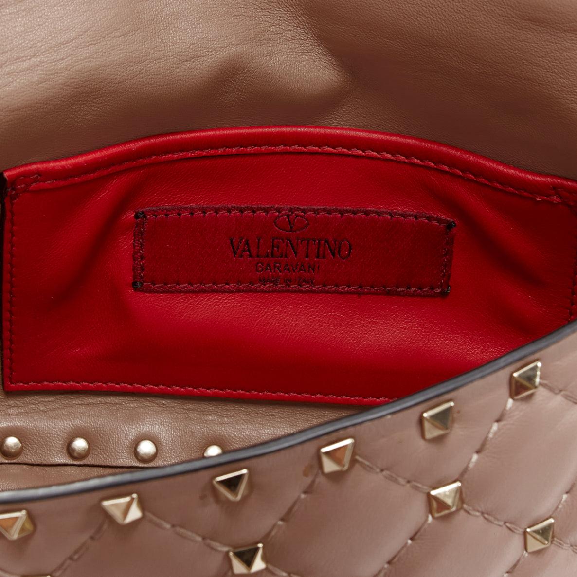 VALENTINO Rockstud Crossbody-Kettentasche aus rosafarbenem Leder mit goldenen Nieten und Drehverschluss im Angebot 7