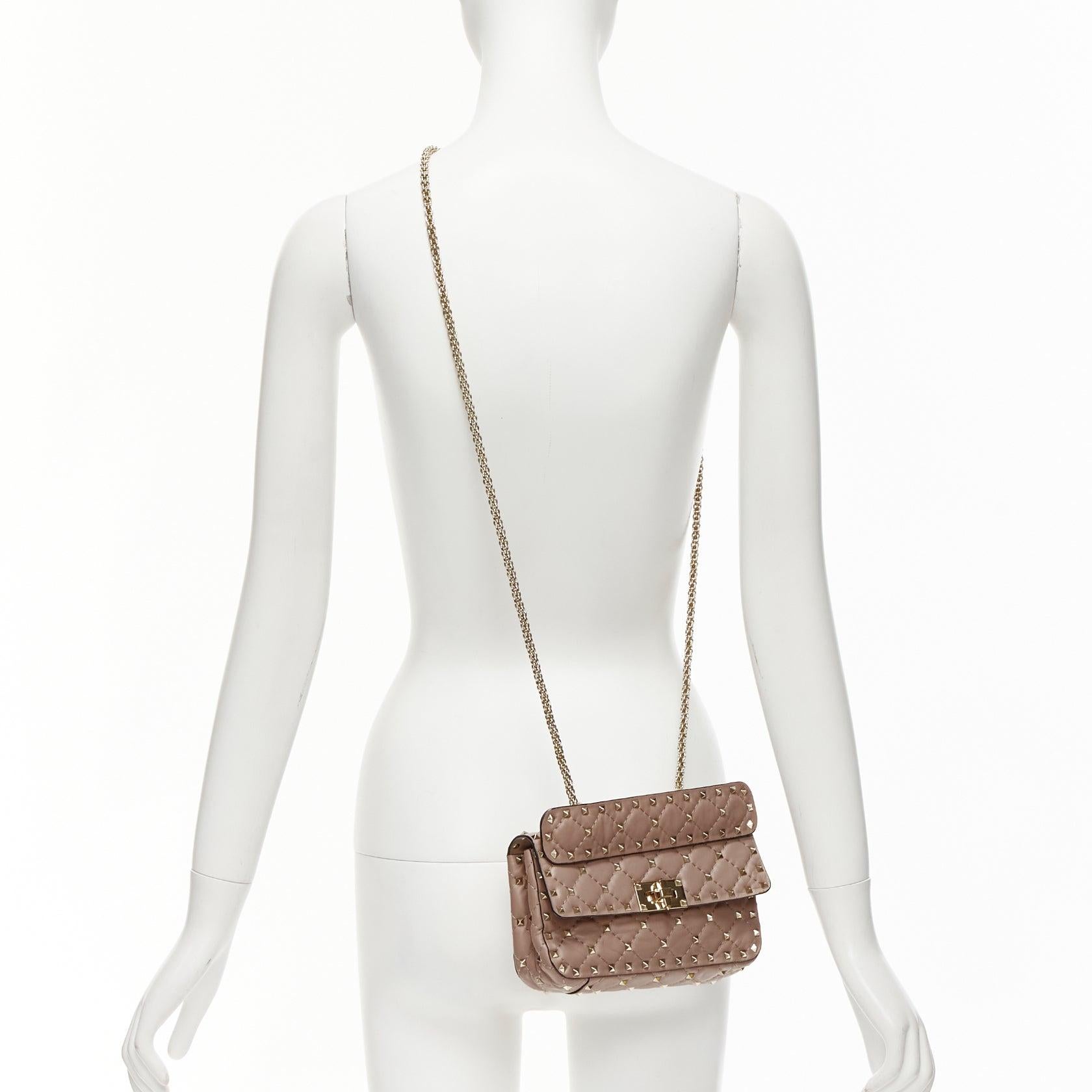 VALENTINO Rockstud blush pink leather gold studded turnlock crossbody chain bag
Reference: KYCG/A00032
Brand: Valentino
Designer: Pier Paolo Piccioli
Model: Rockstud
Material: Leather
Color: Gold, Pink
Pattern: Studded
Closure: Turnlock
Lining: Pink