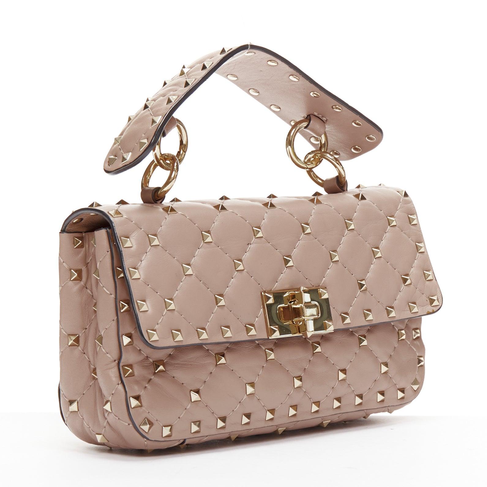 VALENTINO Rockstud Crossbody-Kettentasche aus rosafarbenem Leder mit goldenen Nieten und Drehverschluss Damen im Angebot
