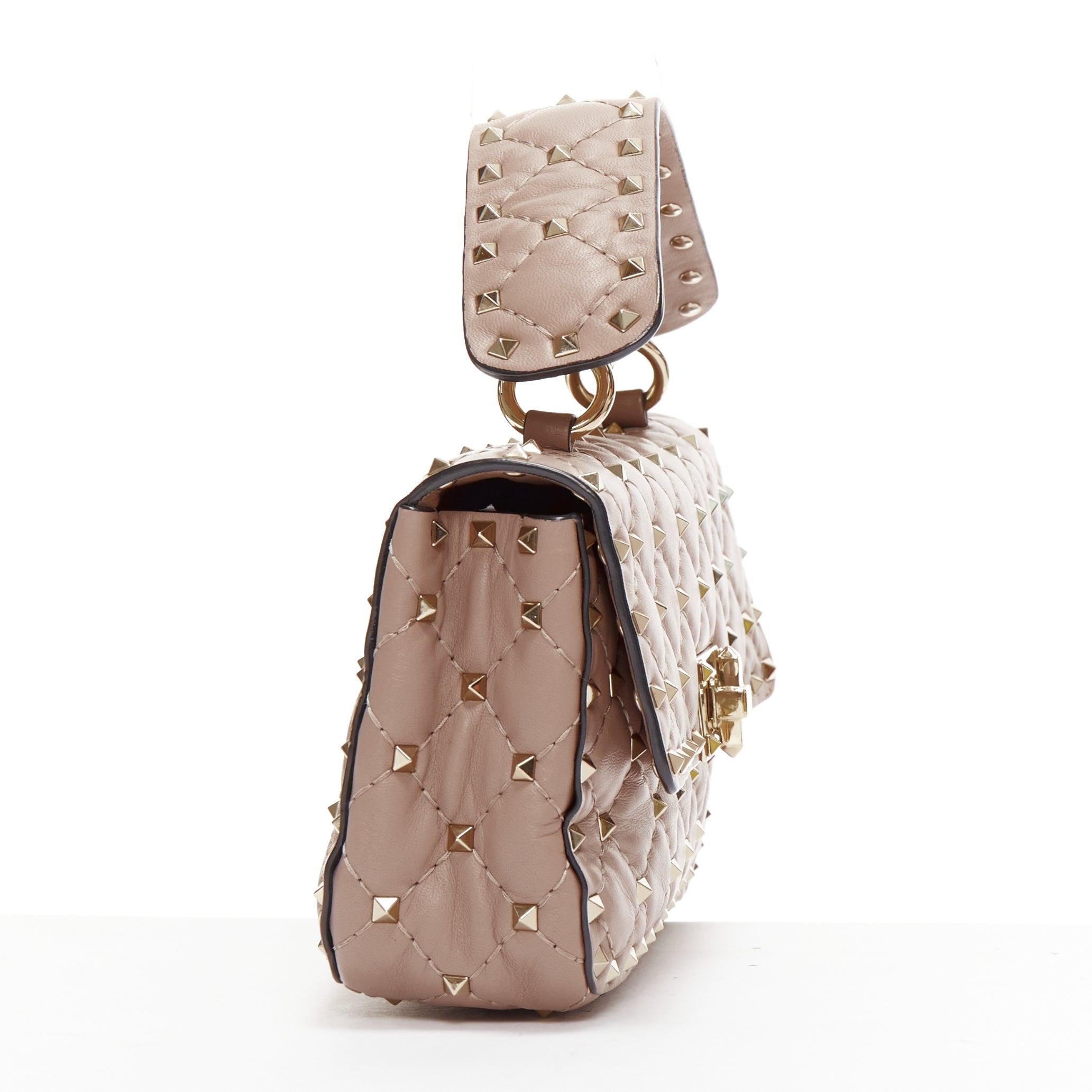 VALENTINO Rockstud Crossbody-Kettentasche aus rosafarbenem Leder mit goldenen Nieten und Drehverschluss im Angebot 1