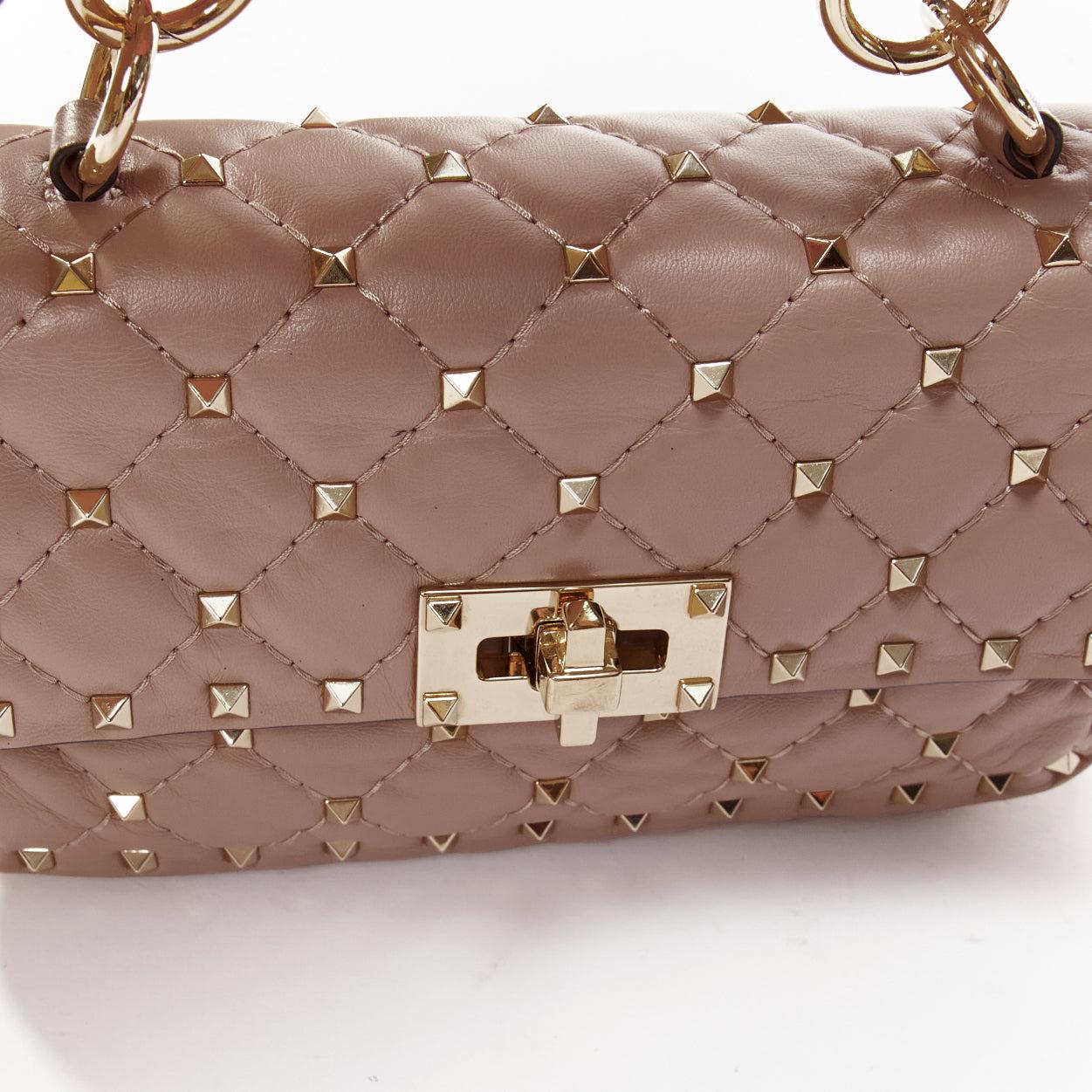 VALENTINO Rockstud Crossbody-Kettentasche aus rosafarbenem Leder mit goldenen Nieten und Drehverschluss im Angebot 4