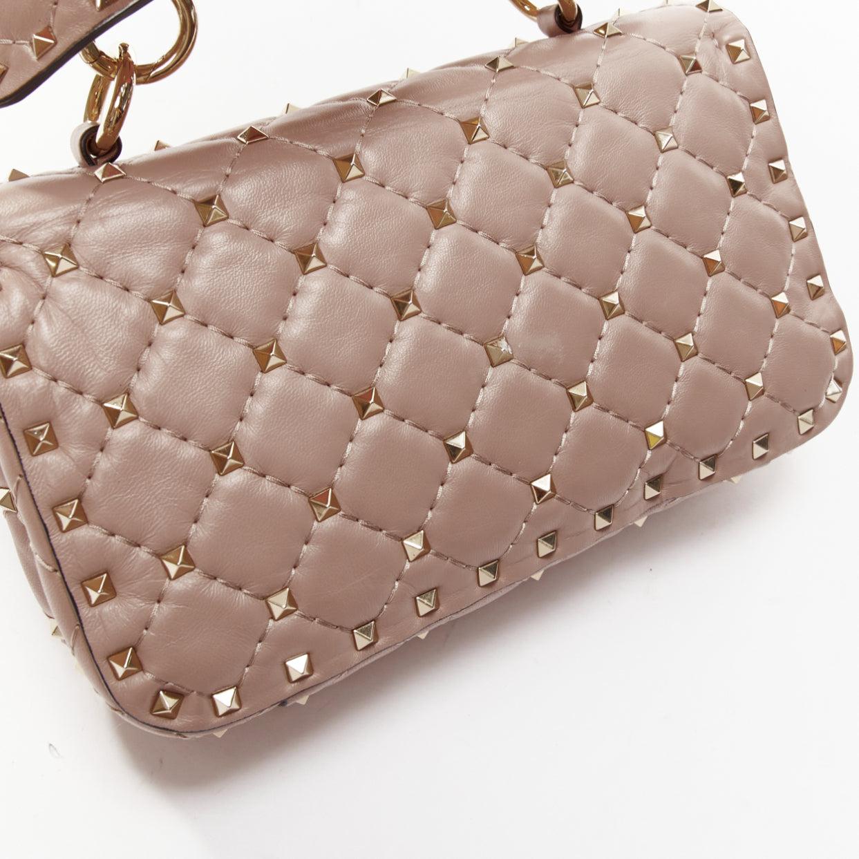VALENTINO Rockstud Crossbody-Kettentasche aus rosafarbenem Leder mit goldenen Nieten und Drehverschluss im Angebot 5