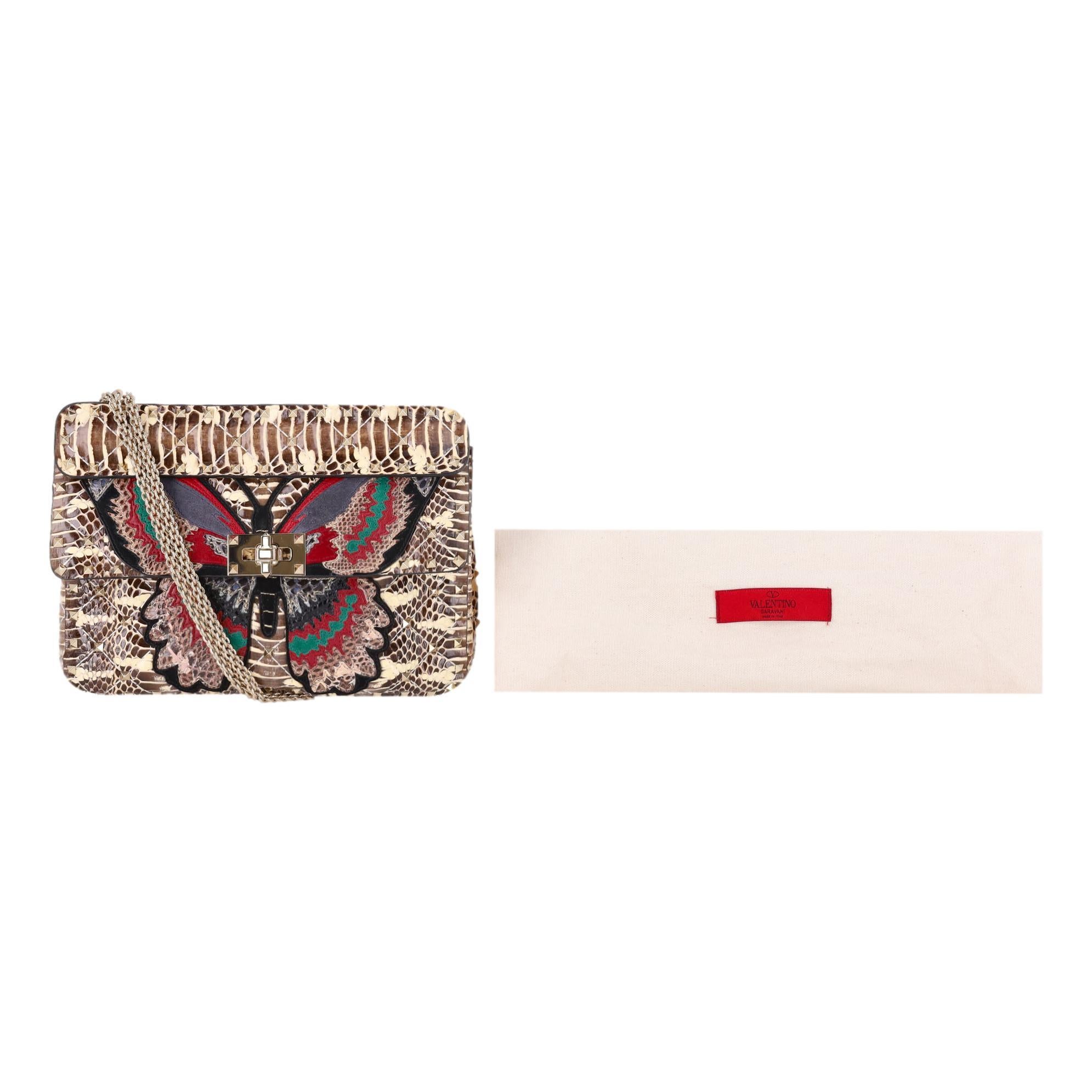 Noi adoriamo - Valentino Rockstud Butterfly Water Snakeskin Crossbody Bag

Borsa in edizione limitata realizzata in pelle di serpente e ornata da un vivace motivo a farfalla sul davanti, realizzato con pezzi di camoscio multicolore e pelle