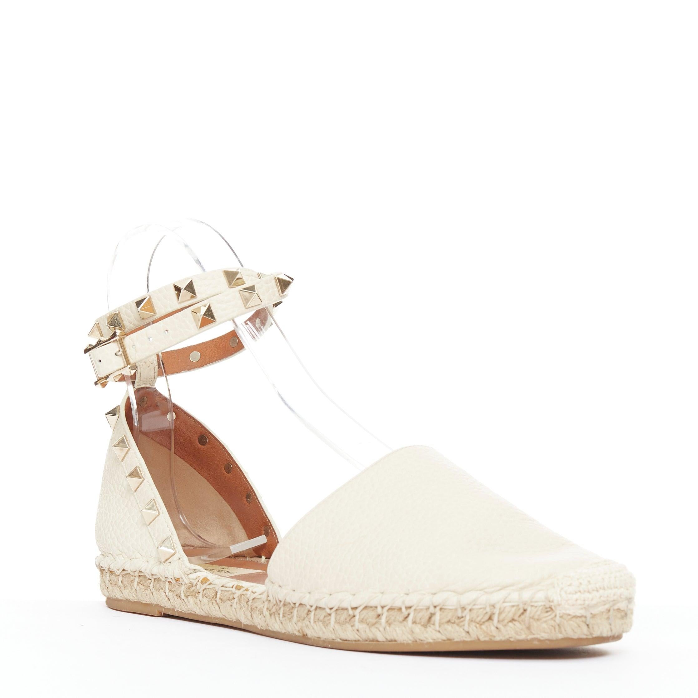 VALENTINO Rockstud Creme Leder Gold Nieten doppelte Espadrille Wohnungen EU37
Referenz: NKLL/A00472
Marke: Valentino
Designer: Pier Paolo Piccioli
Modell: Rockstud
MATERIAL: Leder
Farbe: Creme, Gold
Muster: Solide
Verschluss: