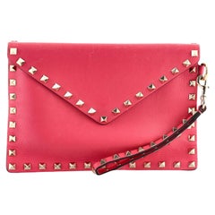 Valentino Rockstud Envelope Handgelenkstasche aus Leder