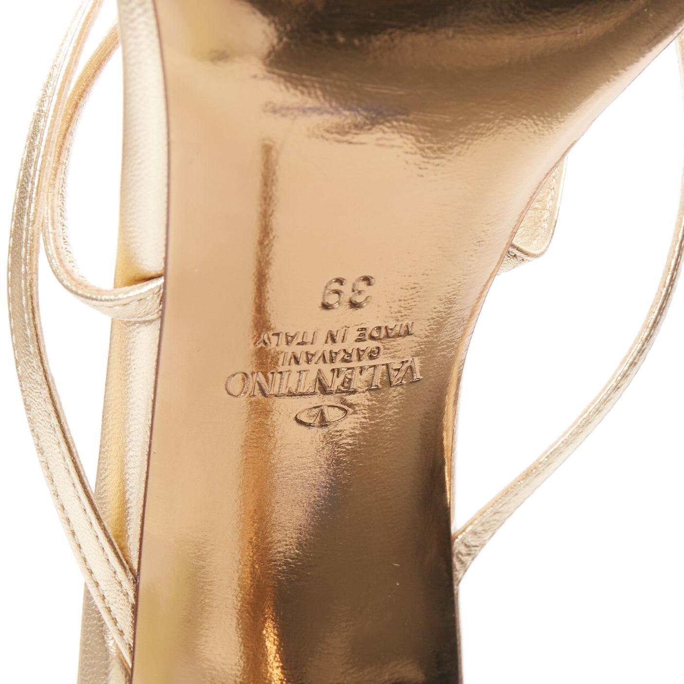 Sandales à brides simples en cuir clouté doré VALENTINO Rockstud EU39 en vente 6