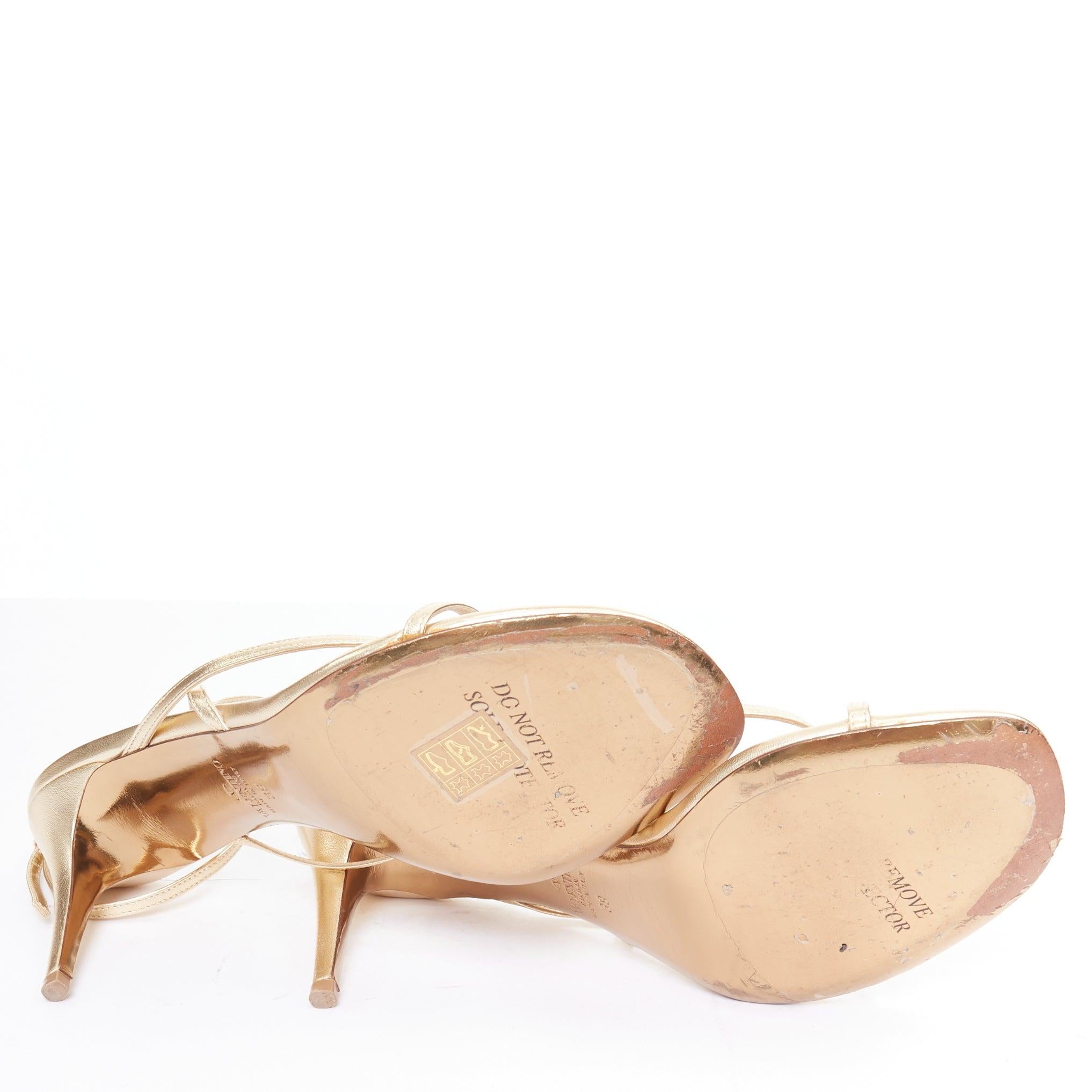 Sandales à brides simples en cuir clouté doré VALENTINO Rockstud EU39 en vente 7