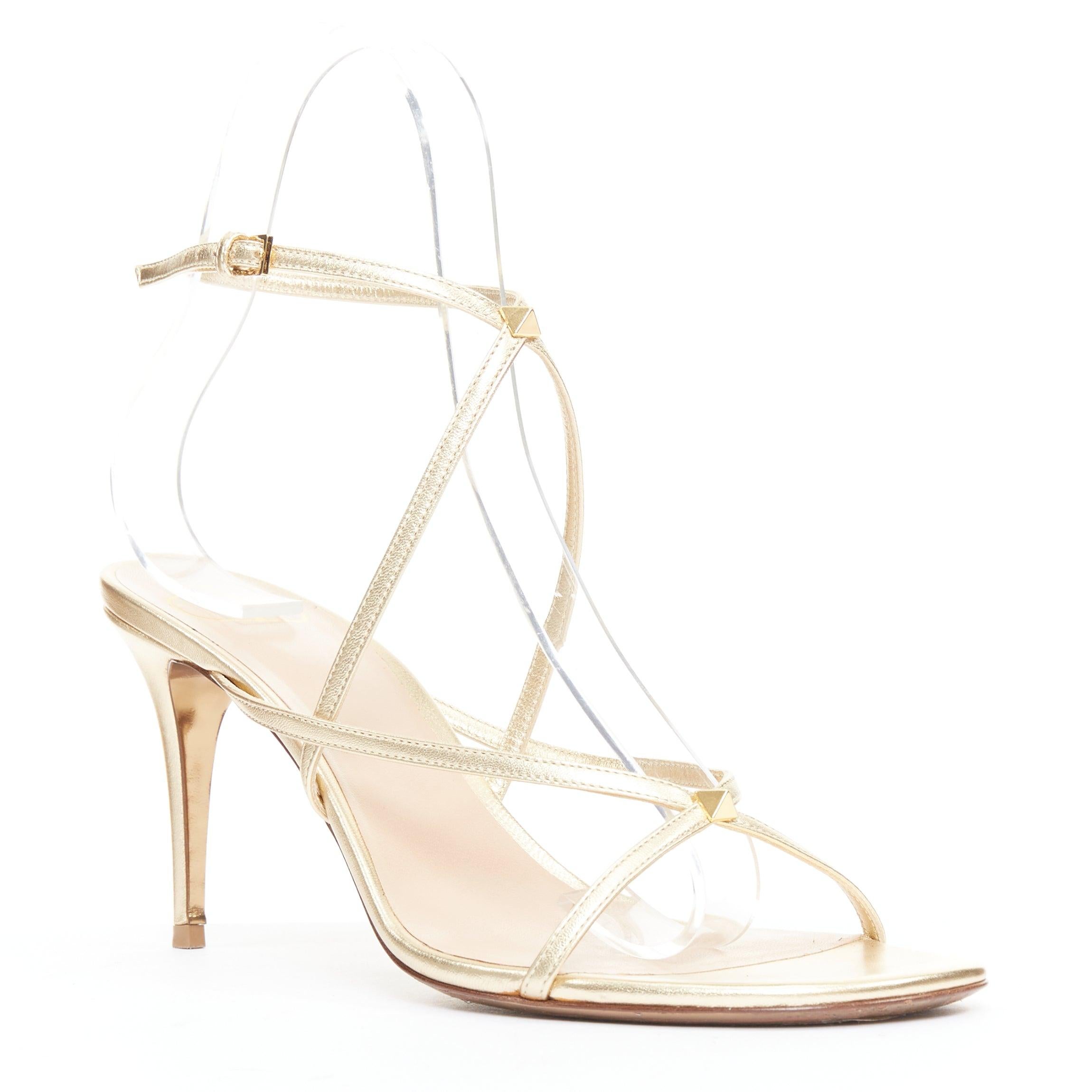 Sandales à brides simples en cuir clouté doré VALENTINO Rockstud EU39
Référence : JHDN/A00107
Marque : Valentino
Designer : Pier Paolo Piccioli
Modèle : Rockstud
MATERIAL : Cuir
Couleur : Or
Motif : Solide
Fermeture : Bracelet de cheville
Doublure :